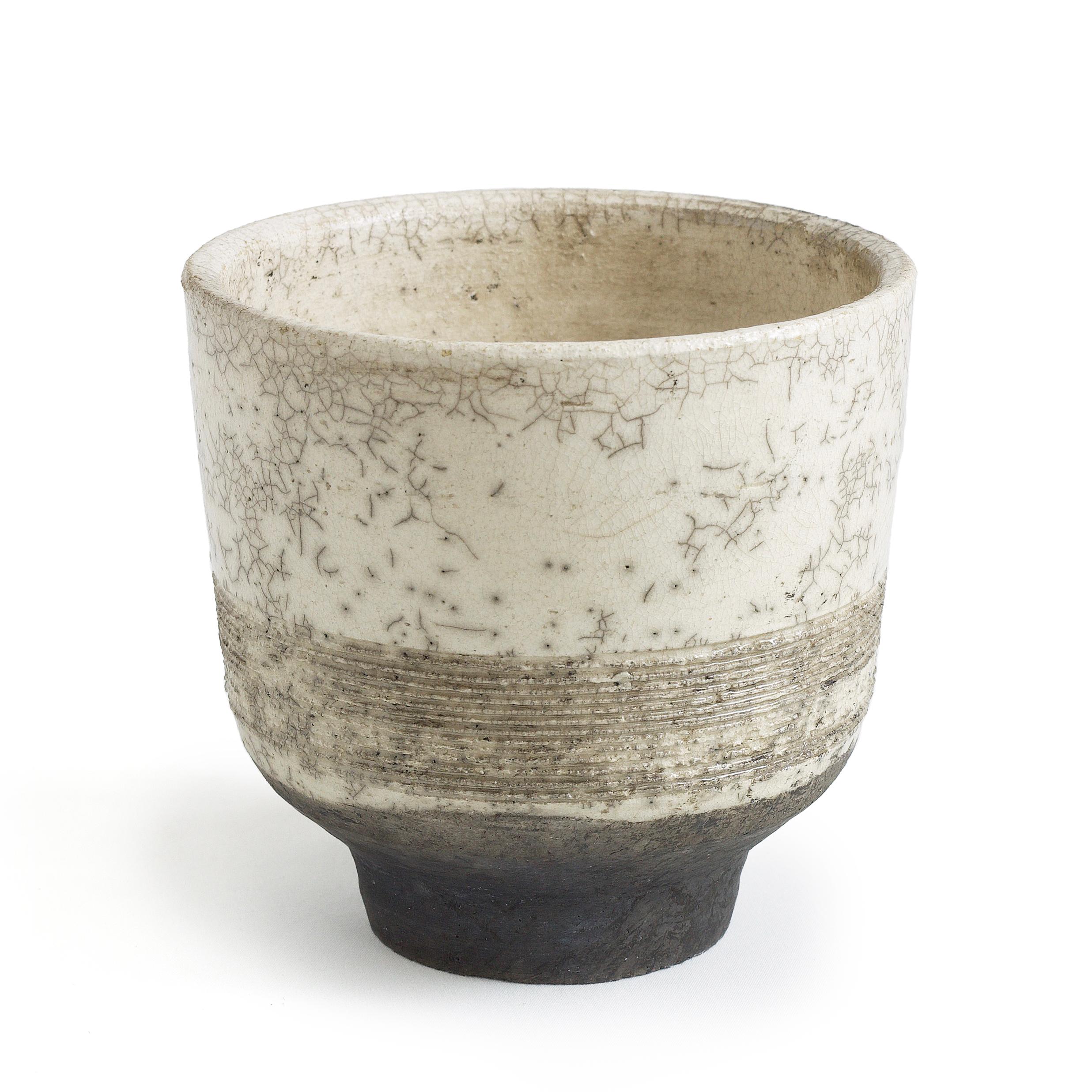 XXIe siècle et contemporain Tasse à thé japonaise Yunomi en céramique Raku à base noire en vente