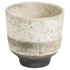 Japanische Yunomi-Teekanne Raku aus Keramik mit schwarzem Sockel