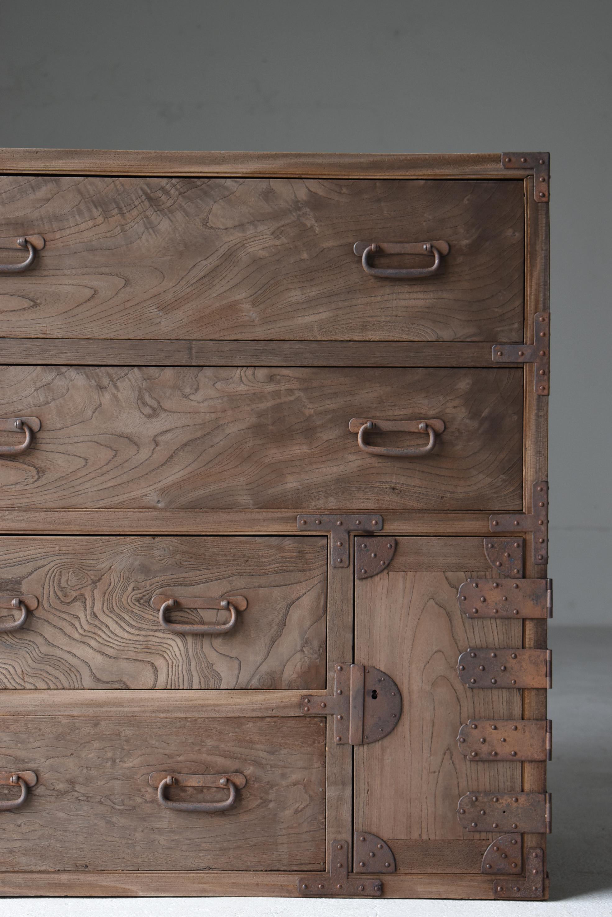 Japanische Zelkova-Holz-Schublade 1860-1900 / Sideboard Wabi Sabi im Zustand „Gut“ im Angebot in Chōsei District Nagara, JP