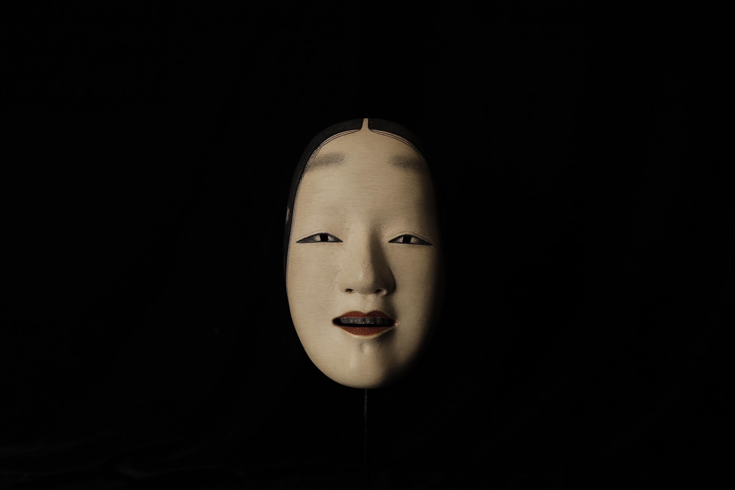Zō-onna (増女)

Questa maschera raffigura una donna dall'espressione nobile e tranquilla. Nel teatro Noh viene utilizzato per ruoli di giovani donne. La maschera trasmette eleganza e morbidezza, rendendola adatta a ruoli legati a personaggi femminili.