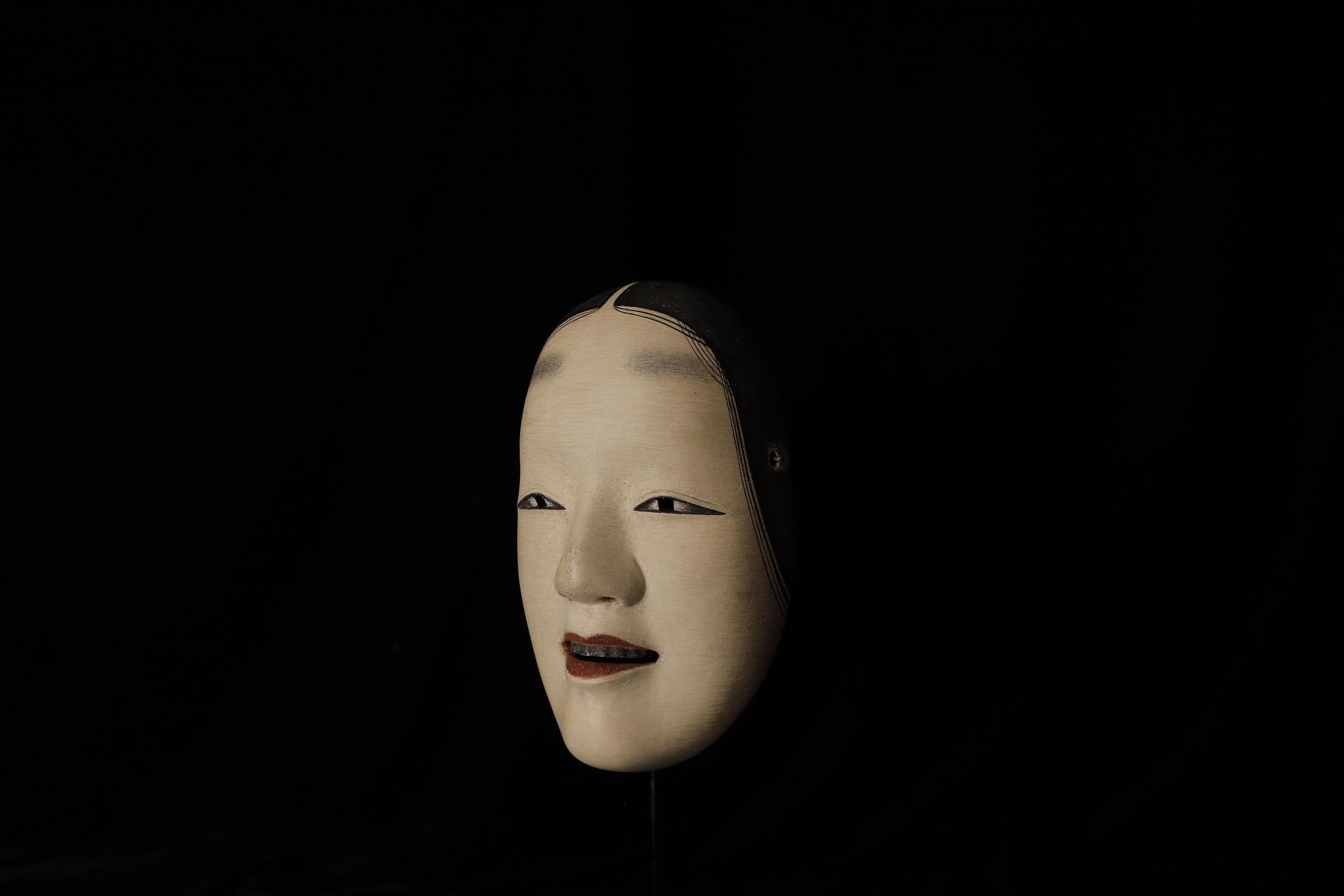 Intagliato a mano Maschera giapponese Zoh-Onna Noh. Attribuito a Takada Fuki (高田 冨季, 1935-2008) in vendita