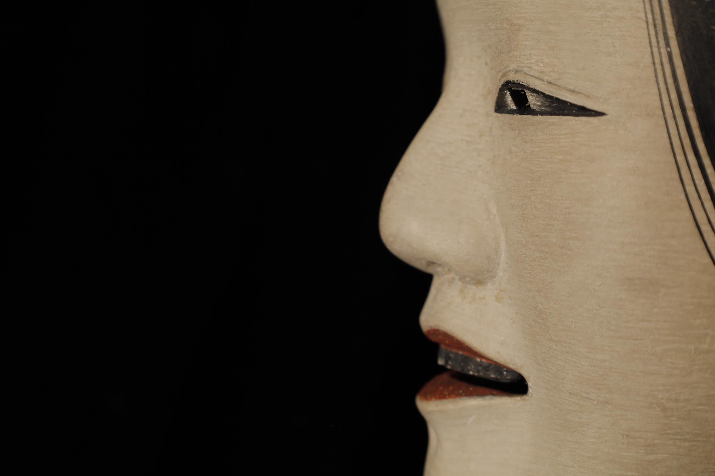 Legno Maschera giapponese Zoh-Onna Noh. Attribuito a Takada Fuki (高田 冨季, 1935-2008) in vendita