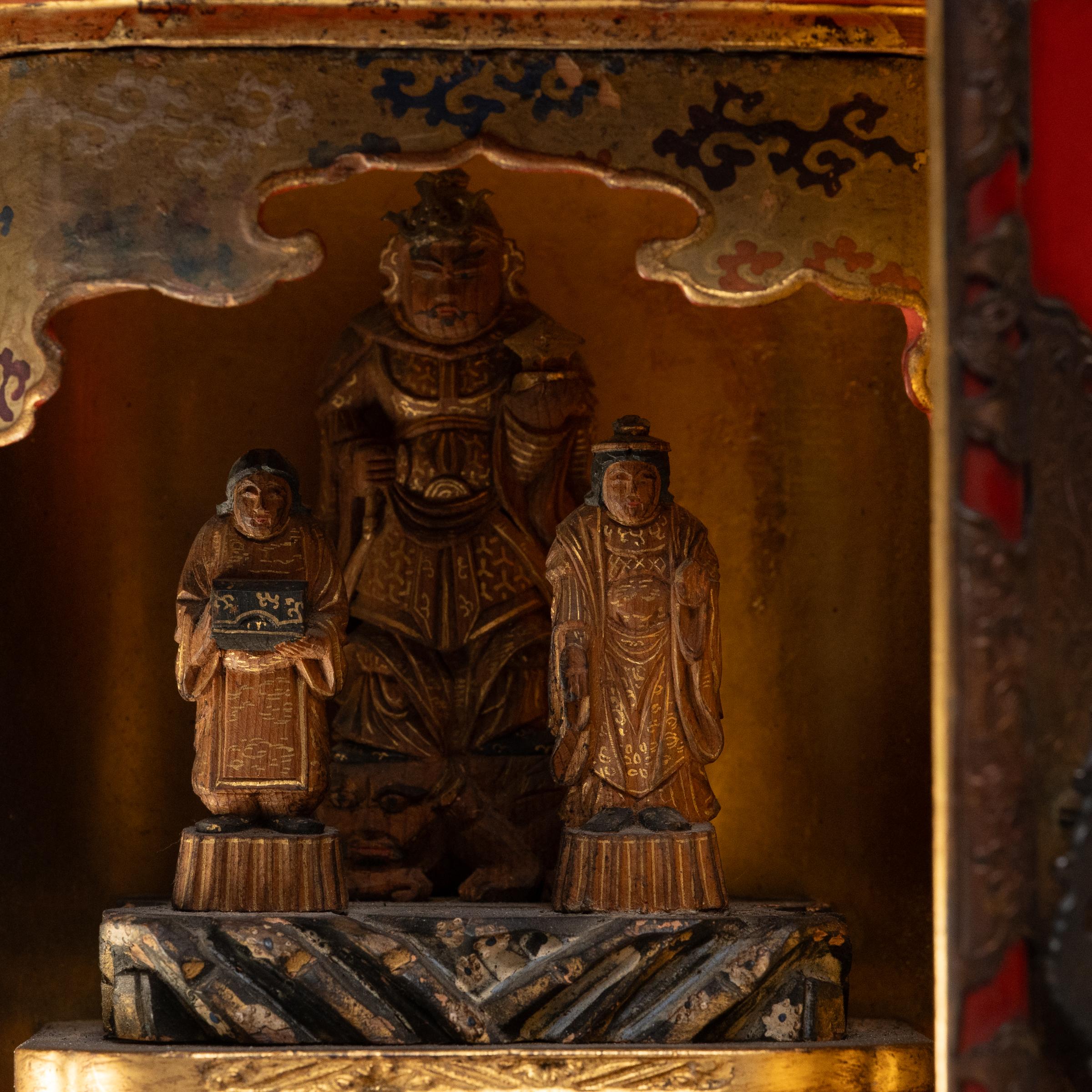 Ce magnifique sanctuaire de voyage japonais en laque rouge (Zushi) protège une statue miniature de Bishamonten, le dieu bouddhiste de la guerre, représenté ici sous les traits d'un guerrier en armure. Protecteur redoutable, il est censé défendre les