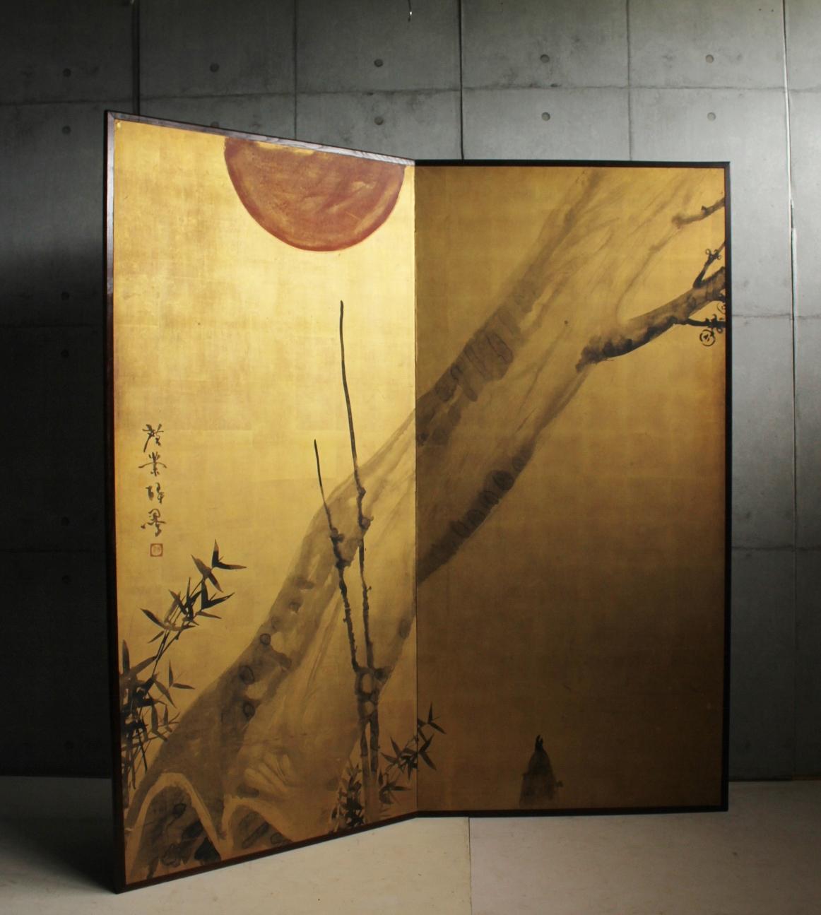 material: paper and cloth
Unfolded size: 1600 x 1660 mm
Can be folded in half: 800 x 1660 mm, 6 kg

A bold composition.
Bamboo and plum blossoms are painted in ink, and the sun is also painted boldly in vermilion.
A wonderful piece in which the ink