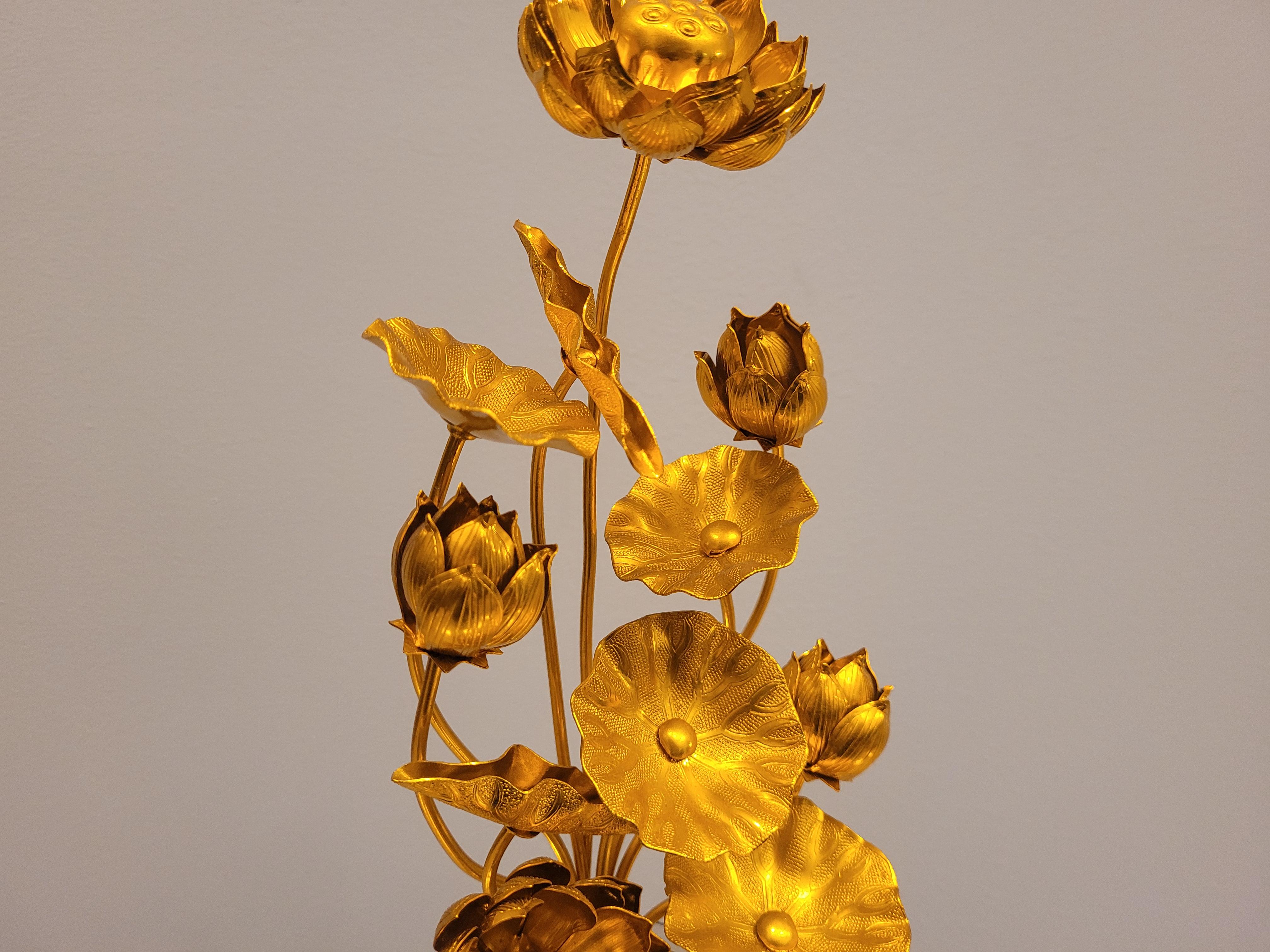 Paar goldene japanische Lotusblumen aus Metall in schwarz lackierten Temple-Vasen aus Metall im Angebot 2