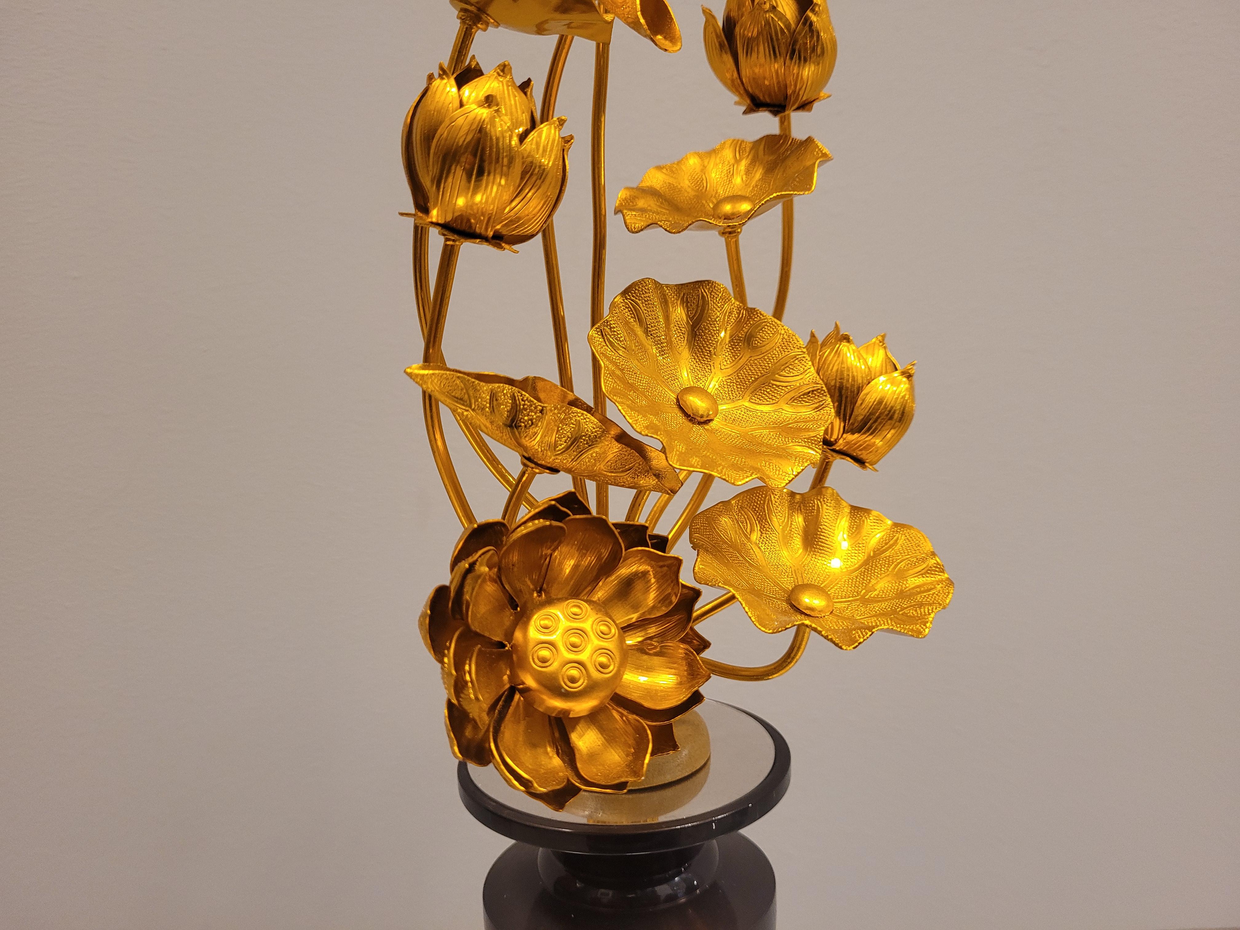 Paar goldene japanische Lotusblumen aus Metall in schwarz lackierten Temple-Vasen aus Metall im Angebot 3
