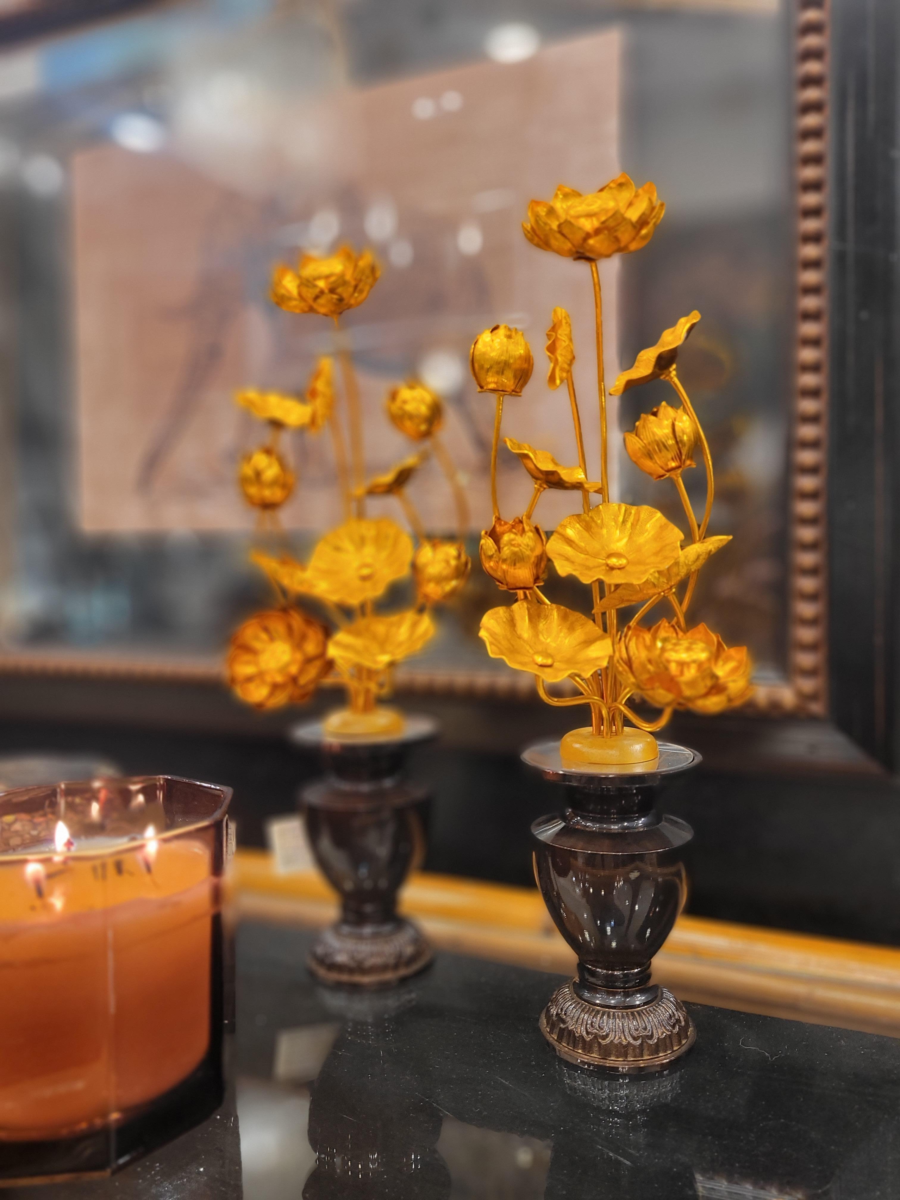 Paar goldene japanische Lotusblumen aus Metall in schwarz lackierten Temple-Vasen aus Metall im Angebot 8