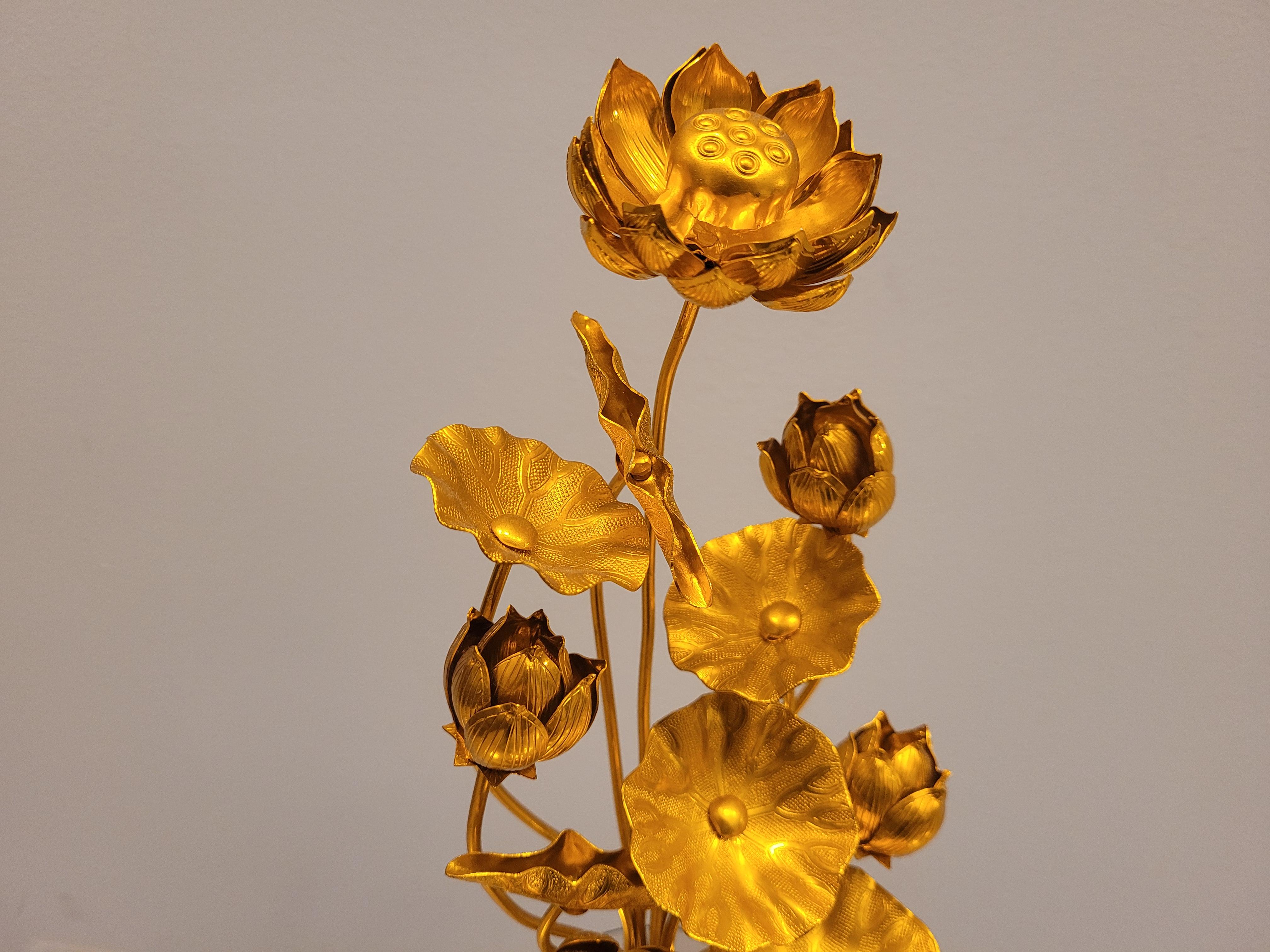 Paar goldene japanische Lotusblumen aus Metall in schwarz lackierten Temple-Vasen aus Metall im Angebot 9