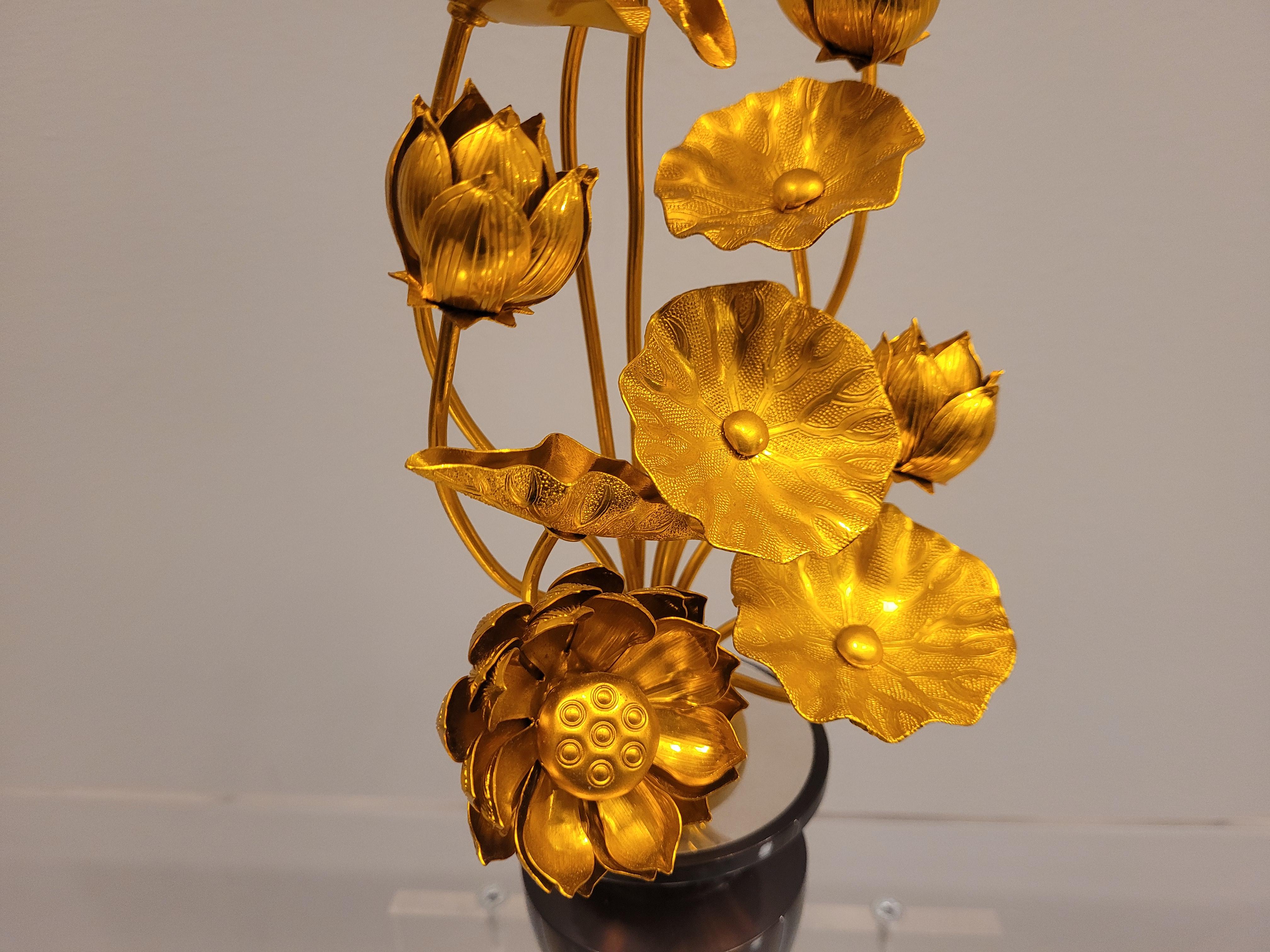Paar goldene japanische Lotusblumen aus Metall in schwarz lackierten Temple-Vasen aus Metall im Angebot 6
