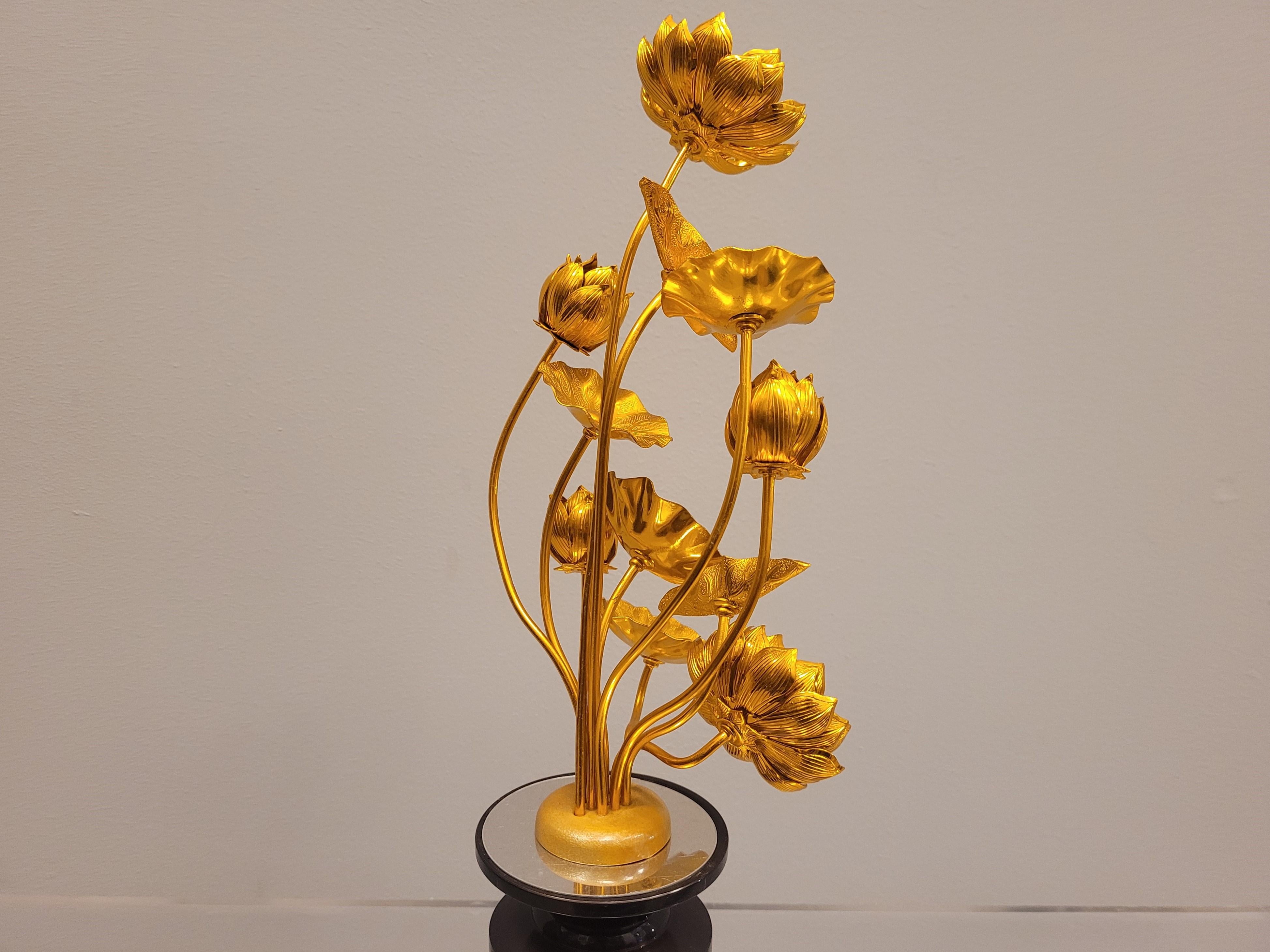 Paar goldene japanische Lotusblumen aus Metall in schwarz lackierten Temple-Vasen aus Metall im Angebot 10