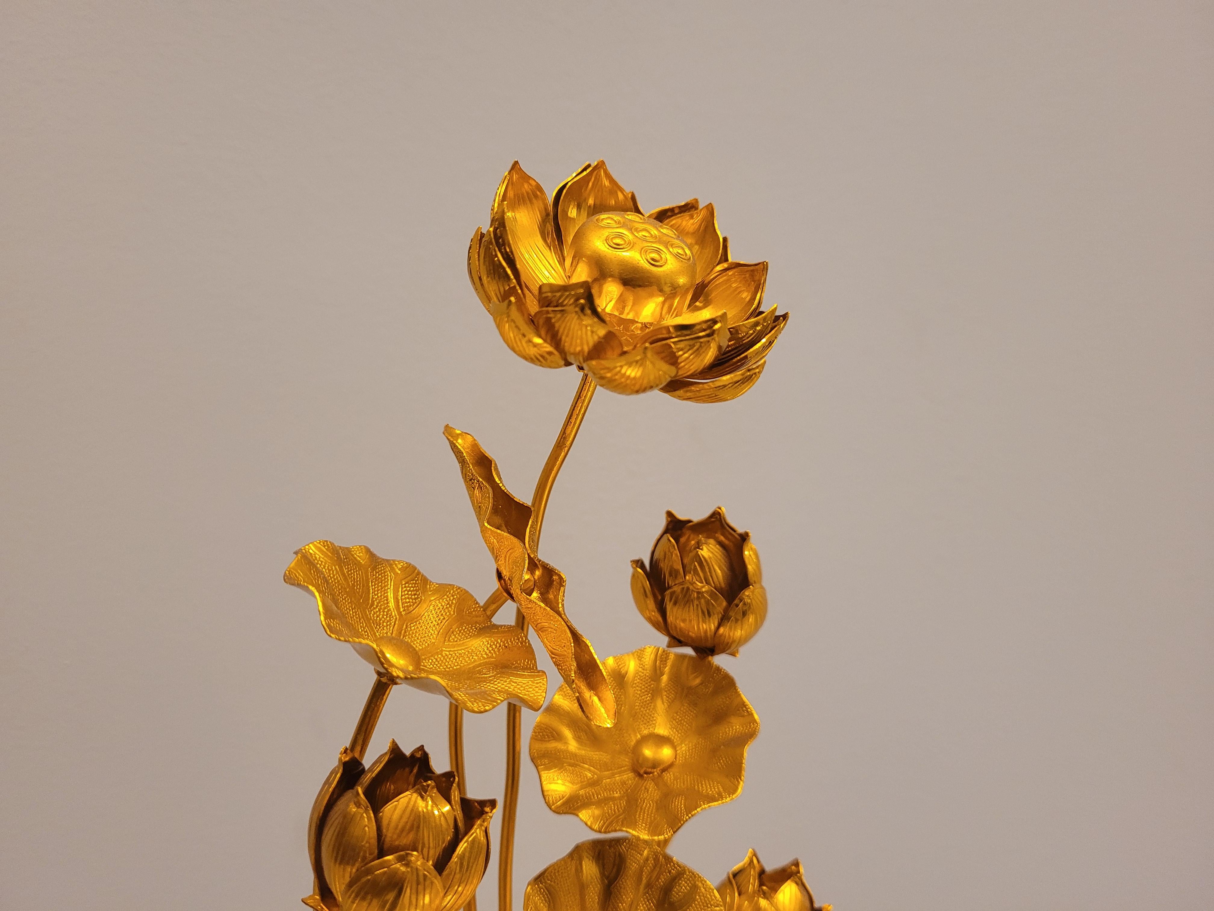 Paar goldene japanische Lotusblumen aus Metall in schwarz lackierten Temple-Vasen aus Metall im Angebot 13