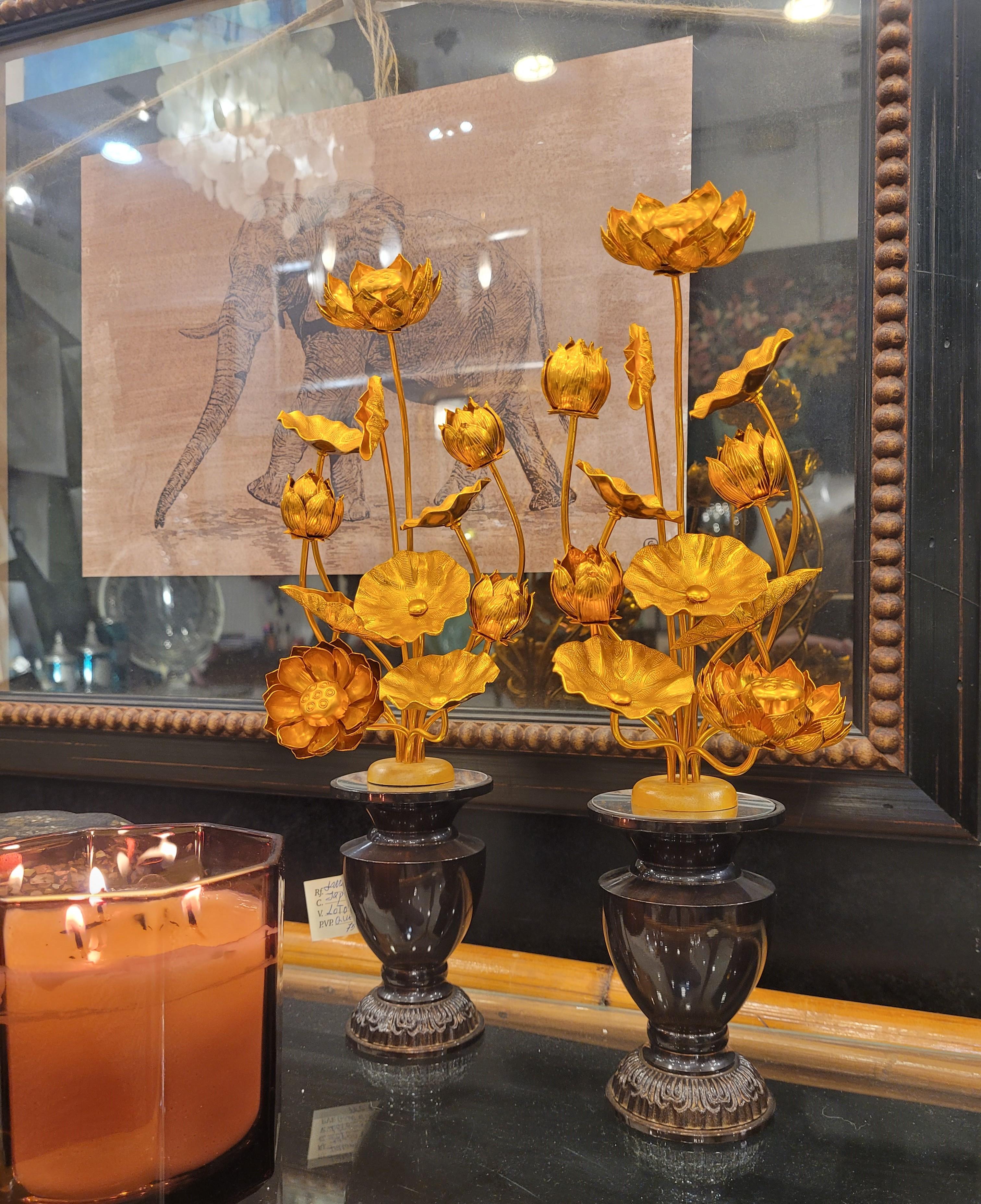 Paar goldene japanische Lotusblumen aus Metall in schwarz lackierten Temple-Vasen aus Metall im Angebot 14