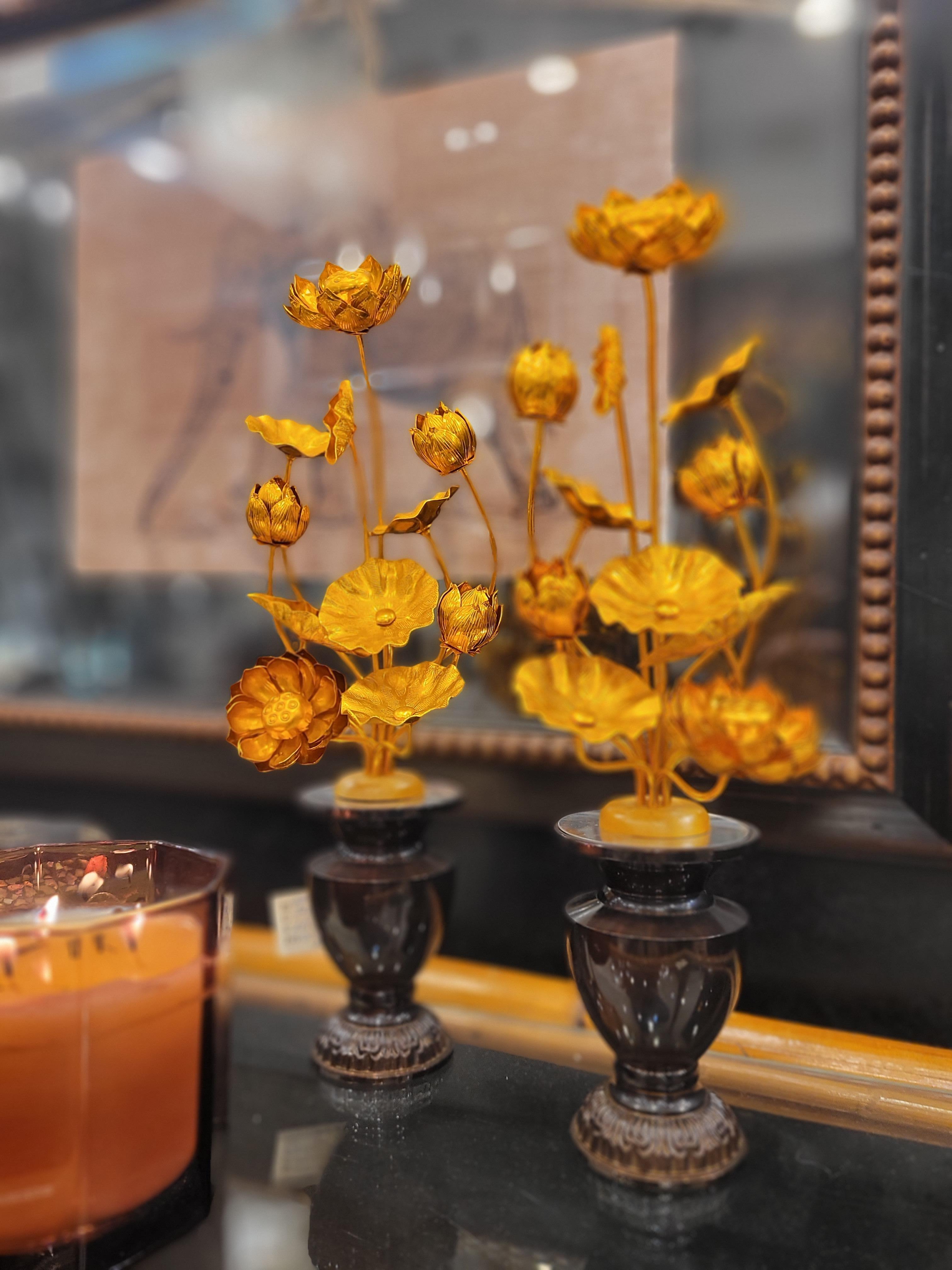Paar goldene japanische Lotusblumen aus Metall in schwarz lackierten Temple-Vasen aus Metall im Angebot 15