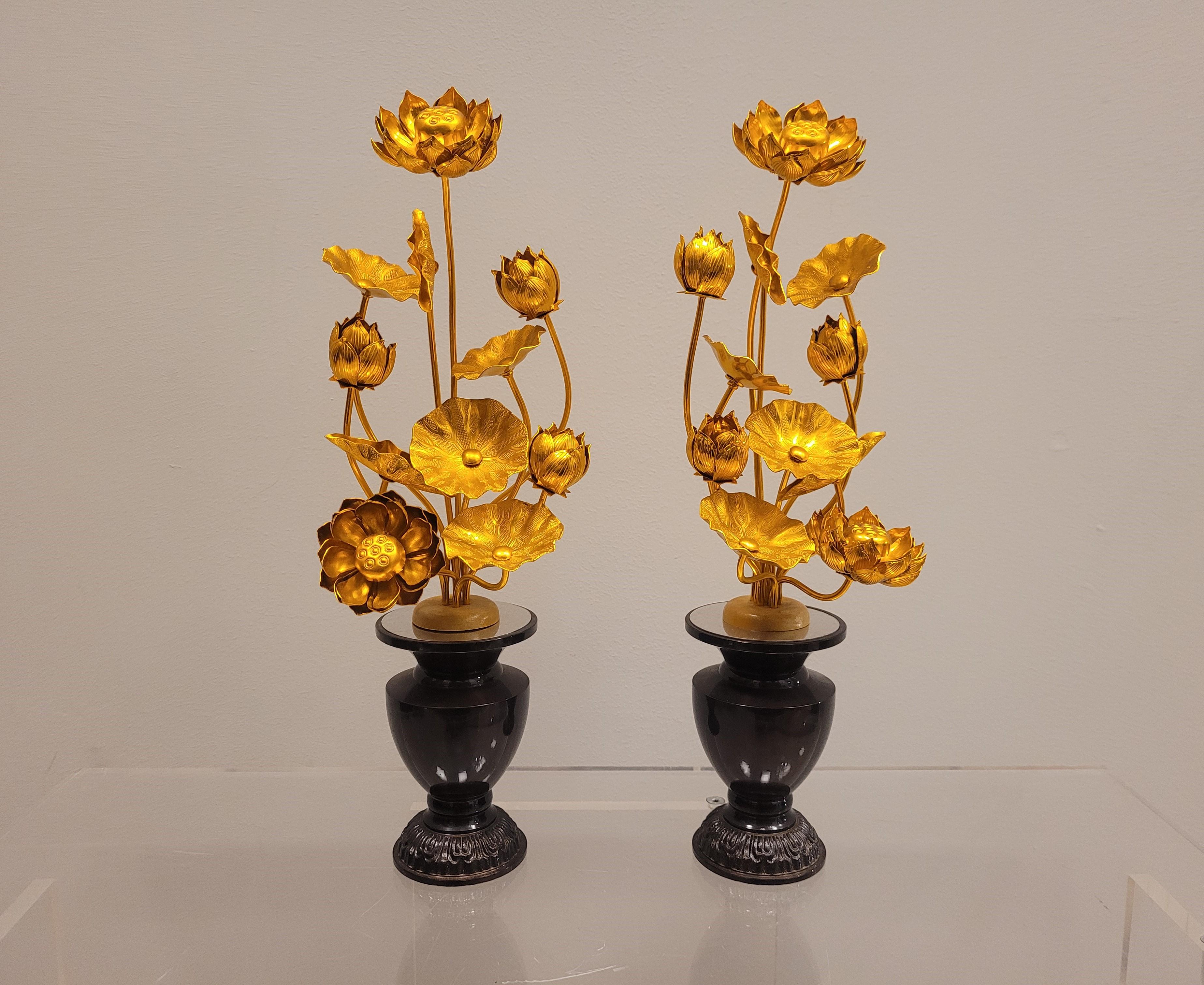 Spectaculaire paire de vases de temple remplis de fleurs de lotus dorées. Cet ensemble est appelé 