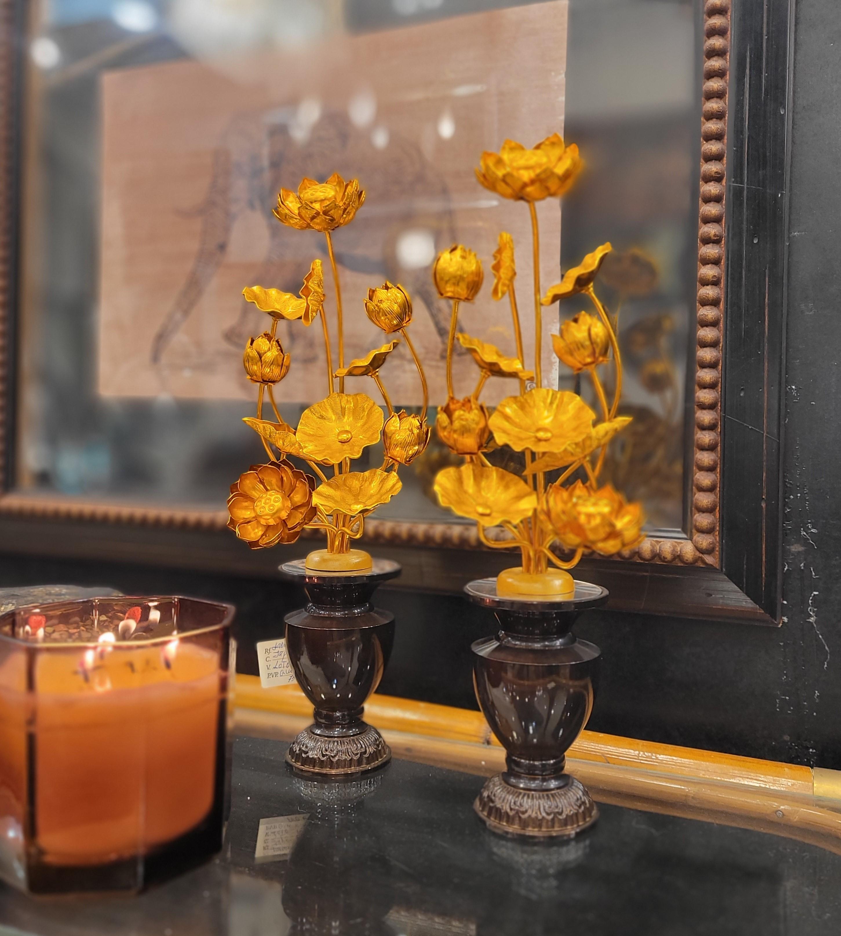 Paar goldene japanische Lotusblumen aus Metall in schwarz lackierten Temple-Vasen aus Metall im Angebot 16