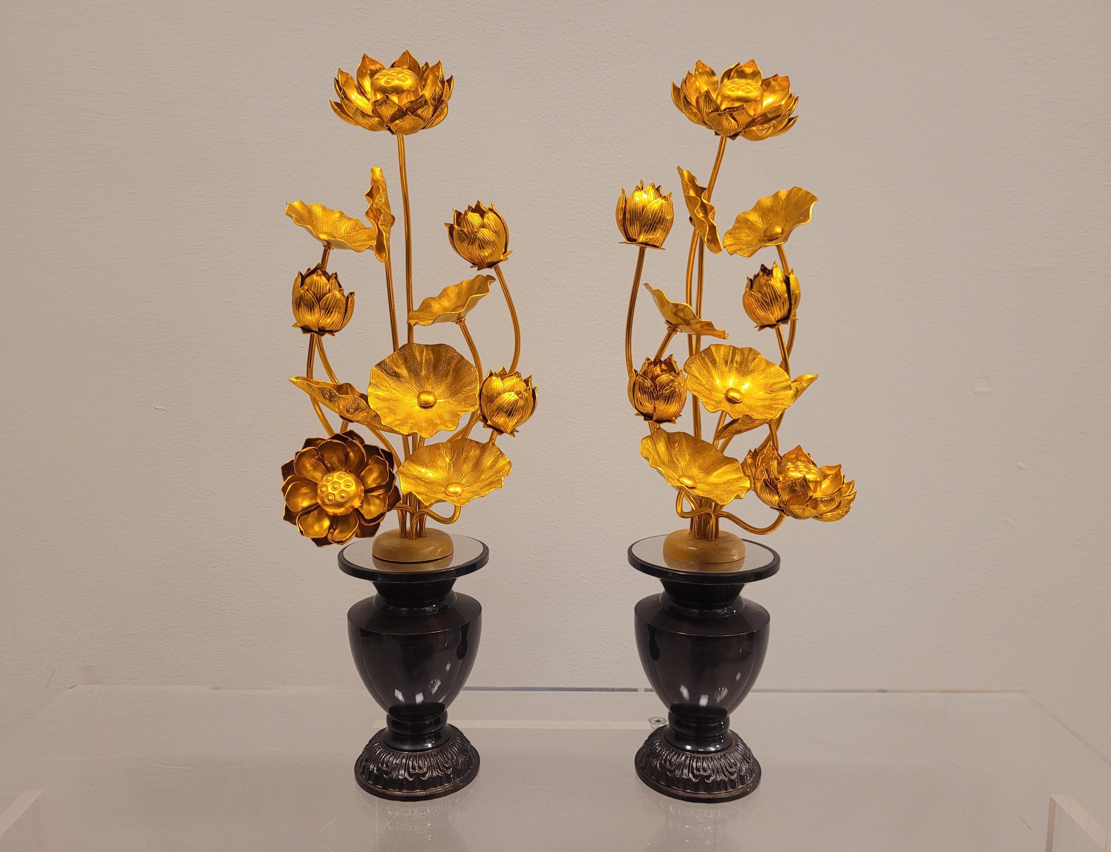Paar goldene japanische Lotusblumen aus Metall in schwarz lackierten Temple-Vasen aus Metall (Showa) im Angebot