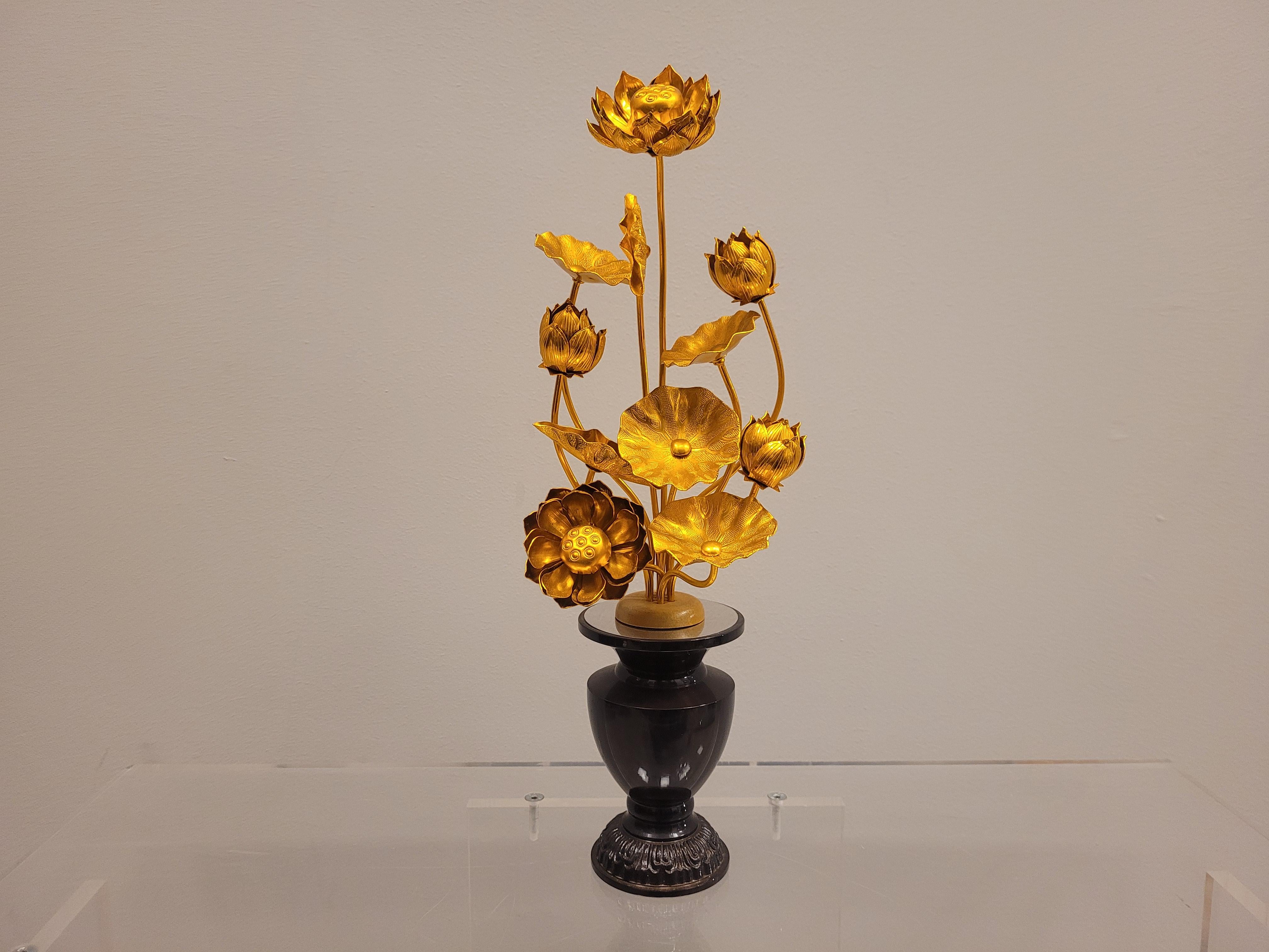 Paar goldene japanische Lotusblumen aus Metall in schwarz lackierten Temple-Vasen aus Metall im Zustand „Hervorragend“ im Angebot in VALLADOLID, ES
