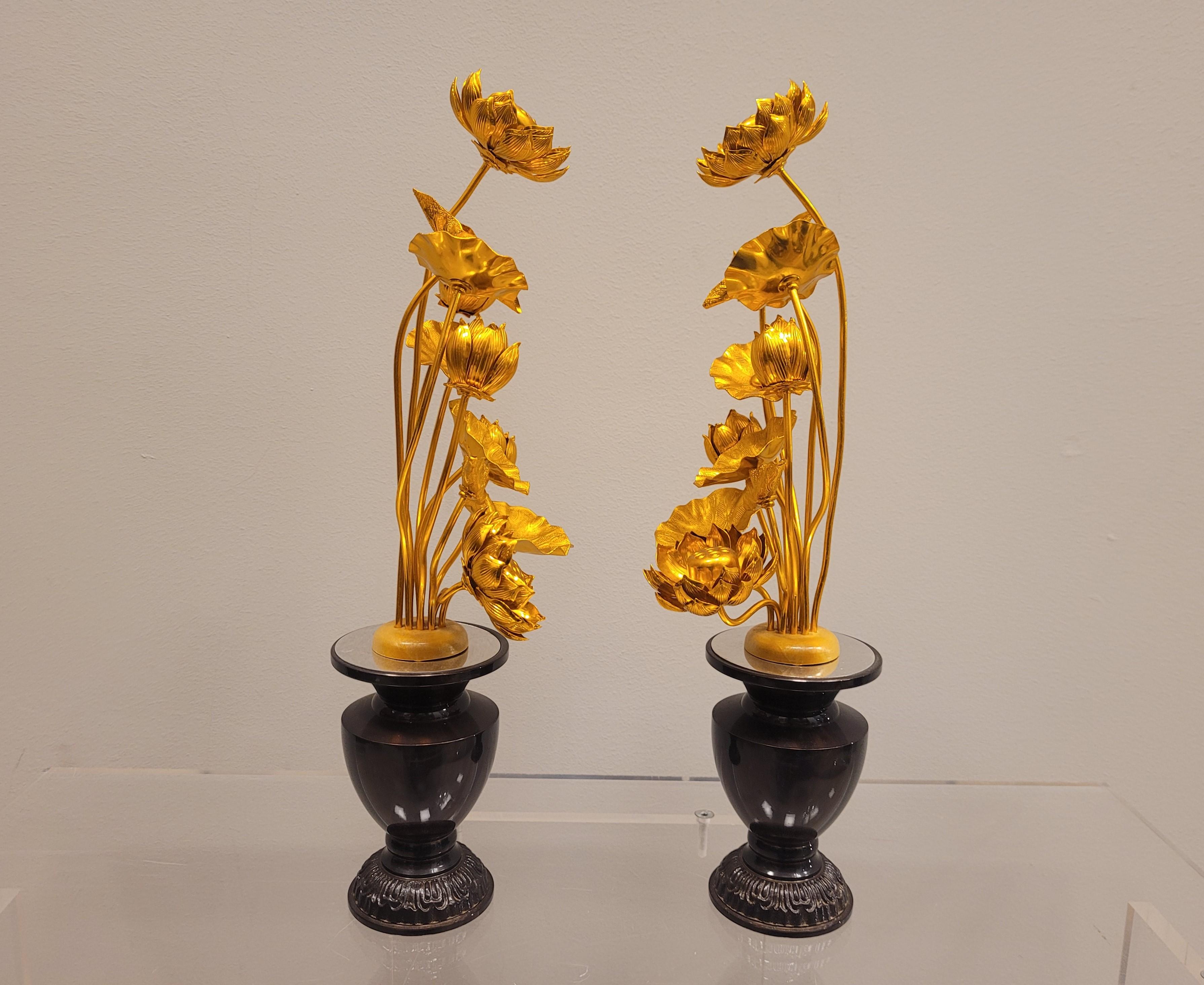 Paar goldene japanische Lotusblumen aus Metall in schwarz lackierten Temple-Vasen aus Metall (Japanisch) im Angebot