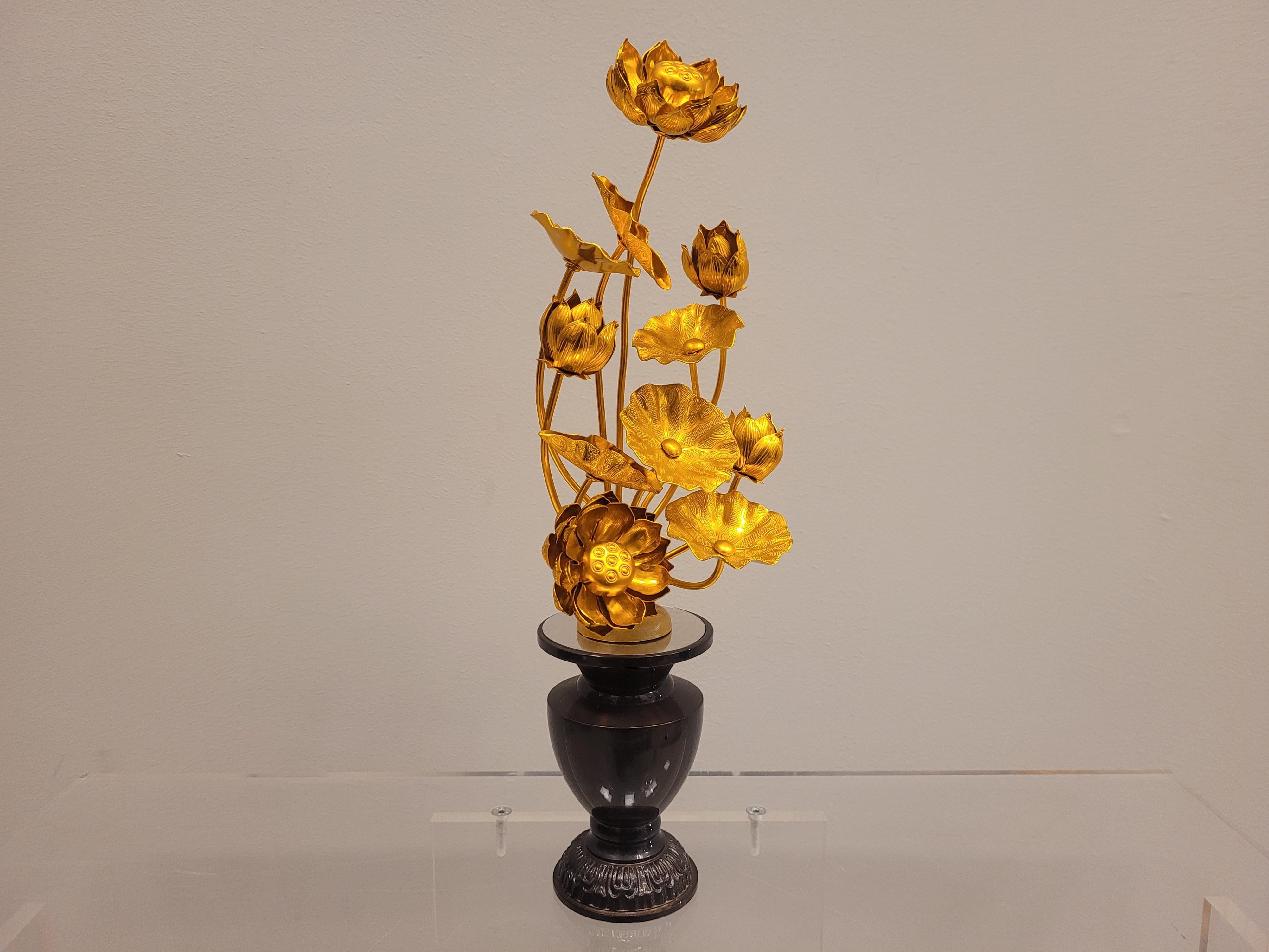 Paar goldene japanische Lotusblumen aus Metall in schwarz lackierten Temple-Vasen aus Metall für Damen oder Herren im Angebot