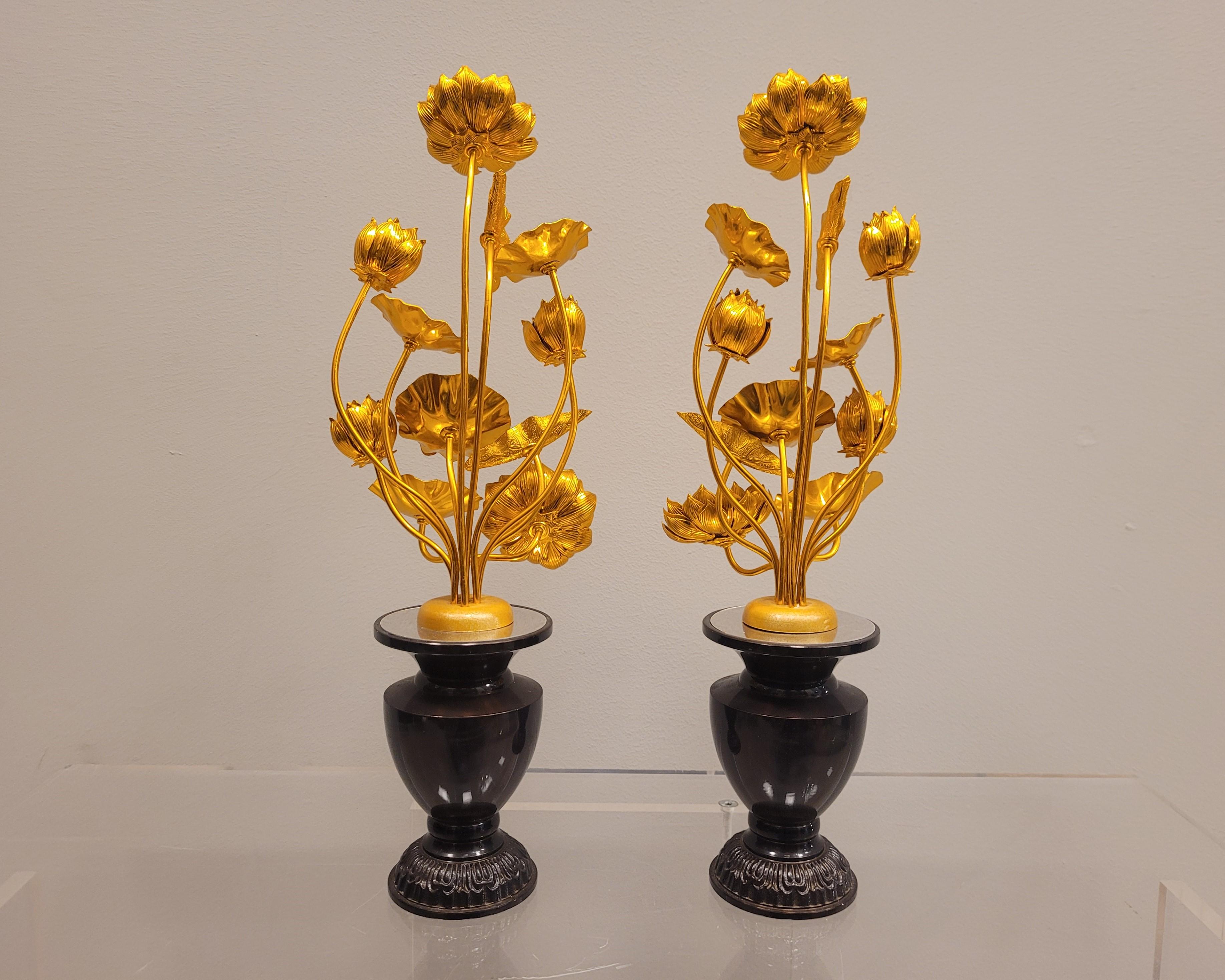 Paar goldene japanische Lotusblumen aus Metall in schwarz lackierten Temple-Vasen aus Metall (Handgefertigt) im Angebot