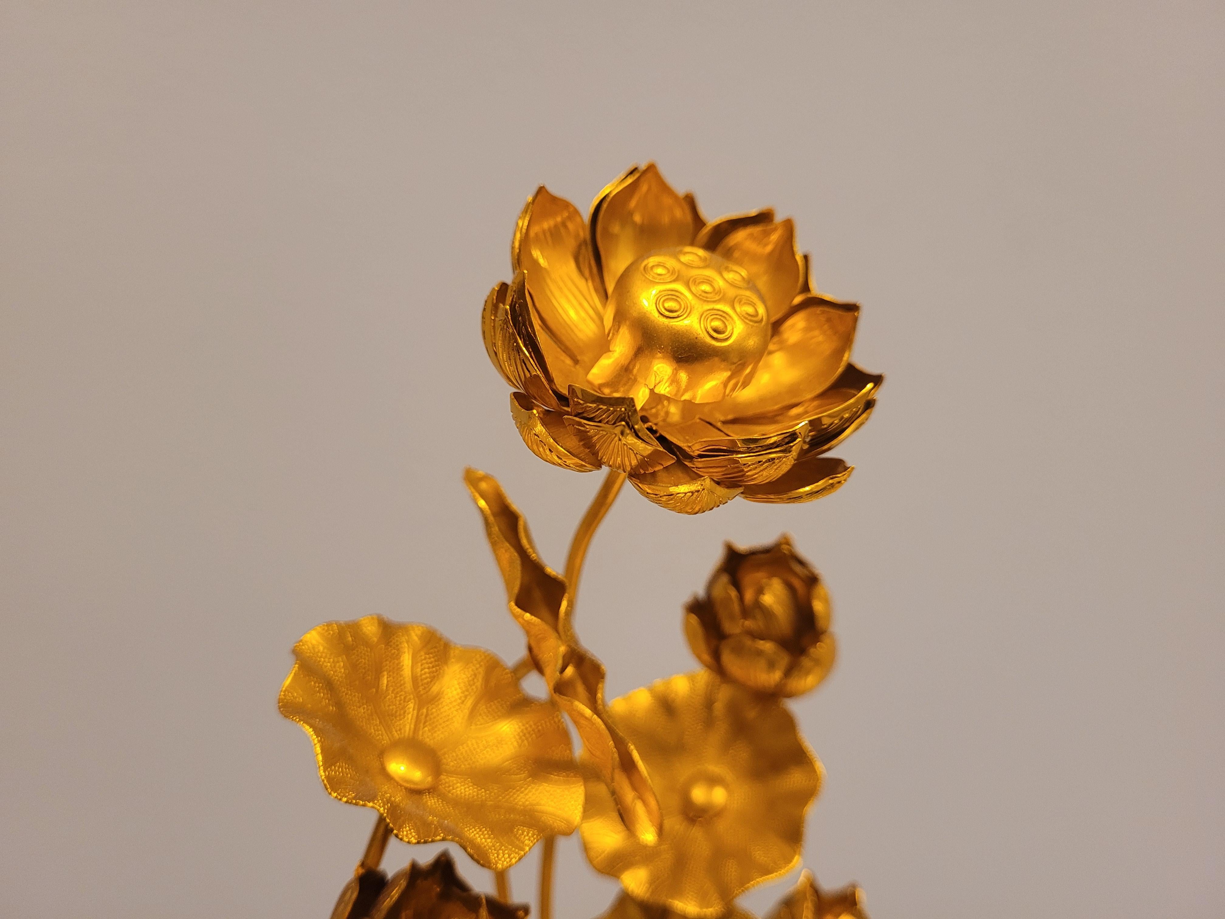 Paar goldene japanische Lotusblumen aus Metall in schwarz lackierten Temple-Vasen aus Metall im Angebot 3