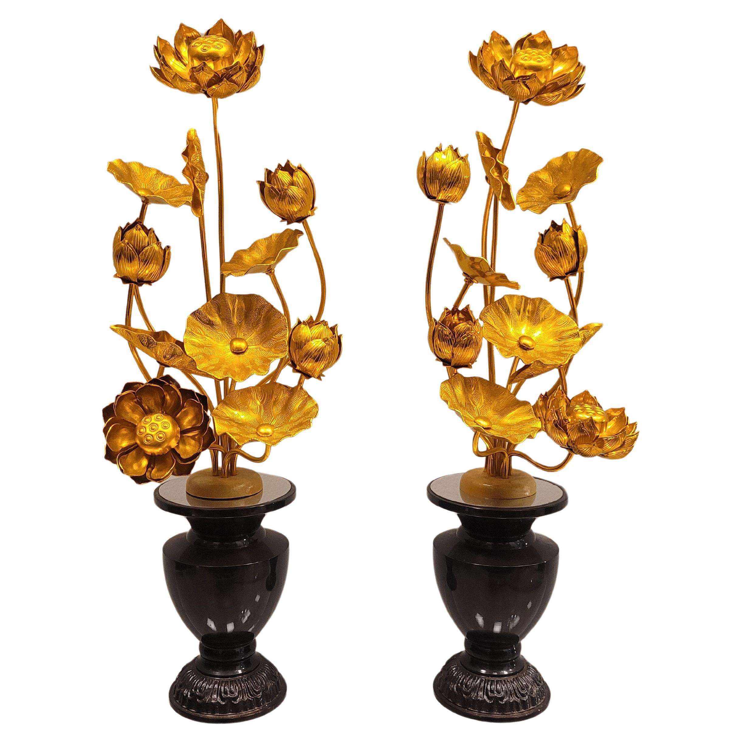 Paar goldene japanische Lotusblumen aus Metall in schwarz lackierten Temple-Vasen aus Metall im Angebot