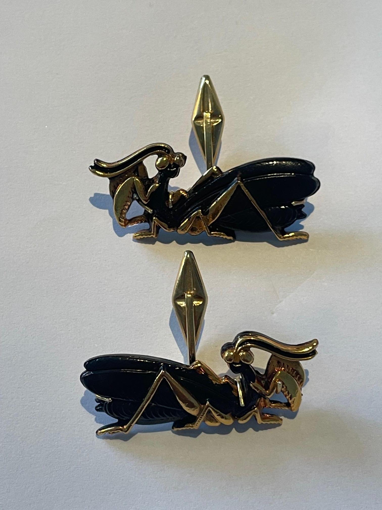 Special cufflinks made with antique japanies menuki, that are the individual simpbol that any samurai take as good luck, but also have anuse very practicle to greep more stable the Katana.