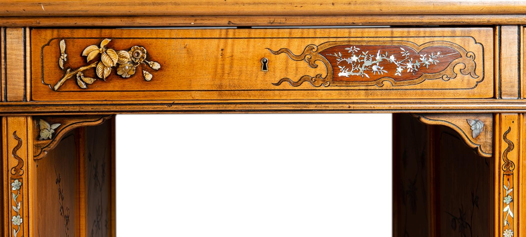Japanned 19th Century Pedestal Desk, Attributed to Viardot For Sale 3
