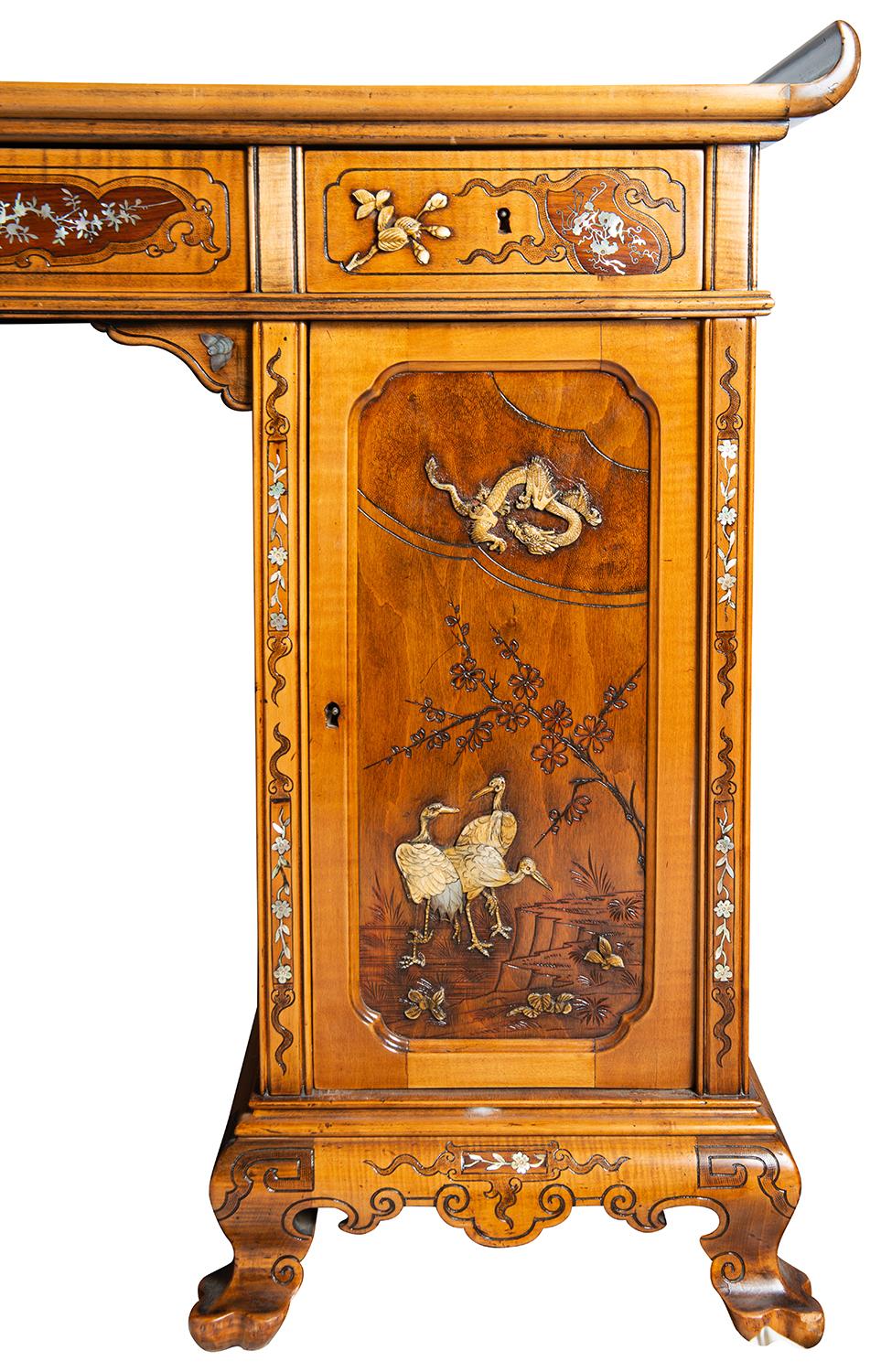 Japanned 19th Century Pedestal Desk, Attributed to Viardot For Sale 4