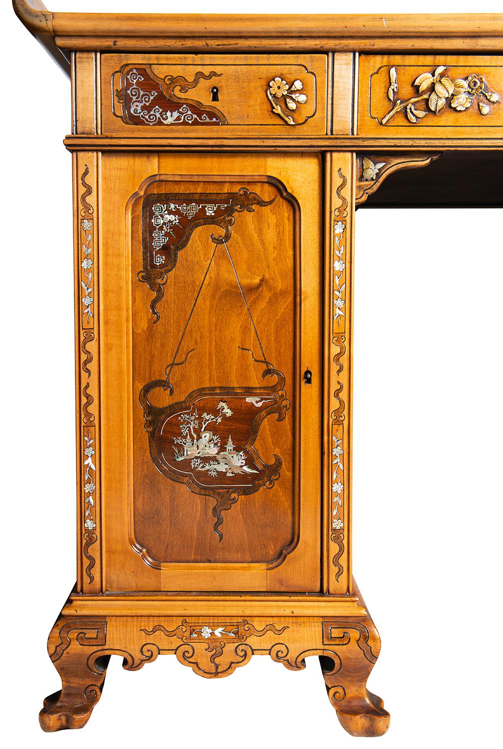 Japanned 19th Century Pedestal Desk, Attributed to Viardot For Sale 2