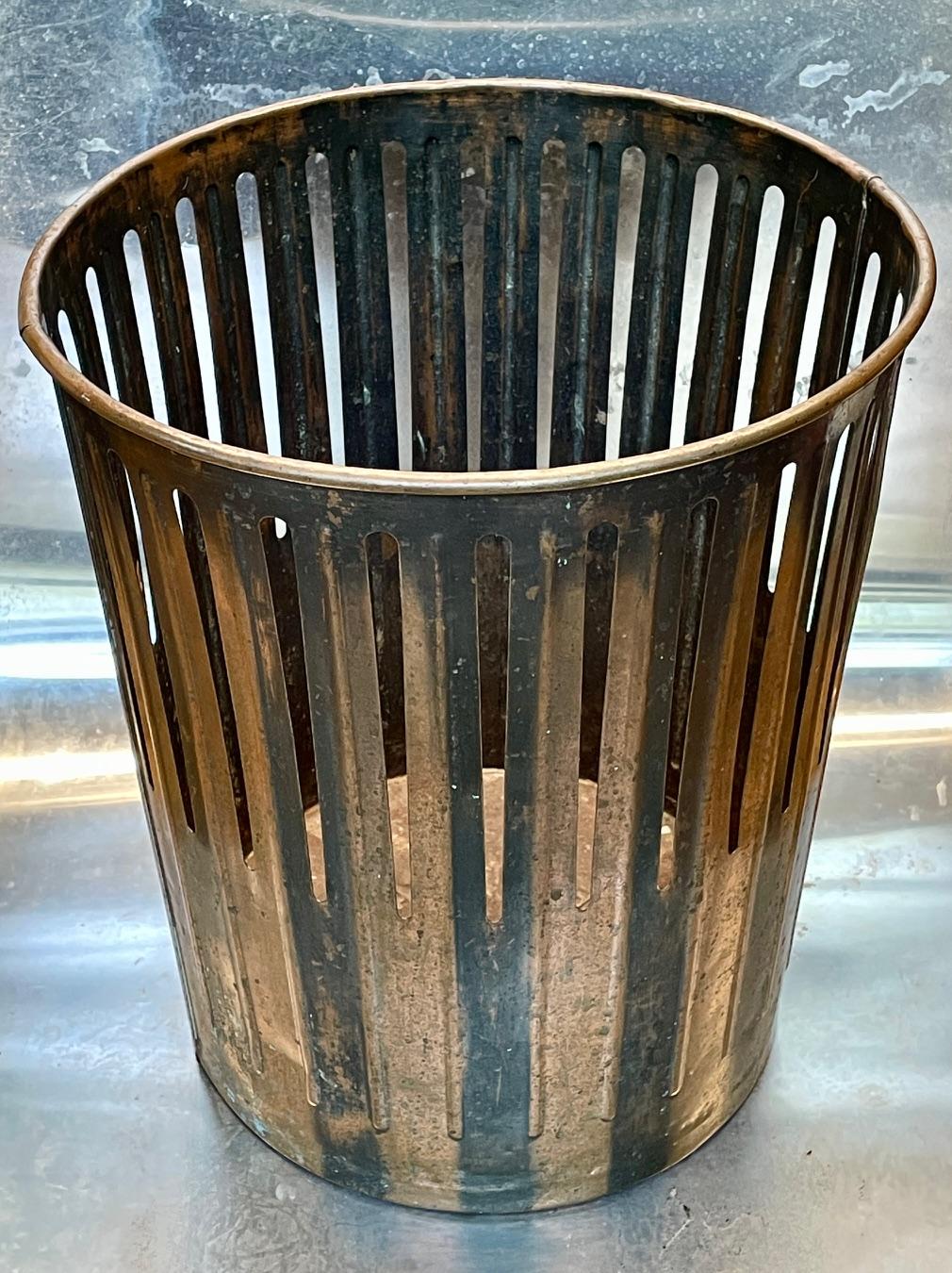 Japanned Copper Trash Can Wastebasket Industrial Loft Victorian Factory Office In Good Condition For Sale In Hyattsville, MD