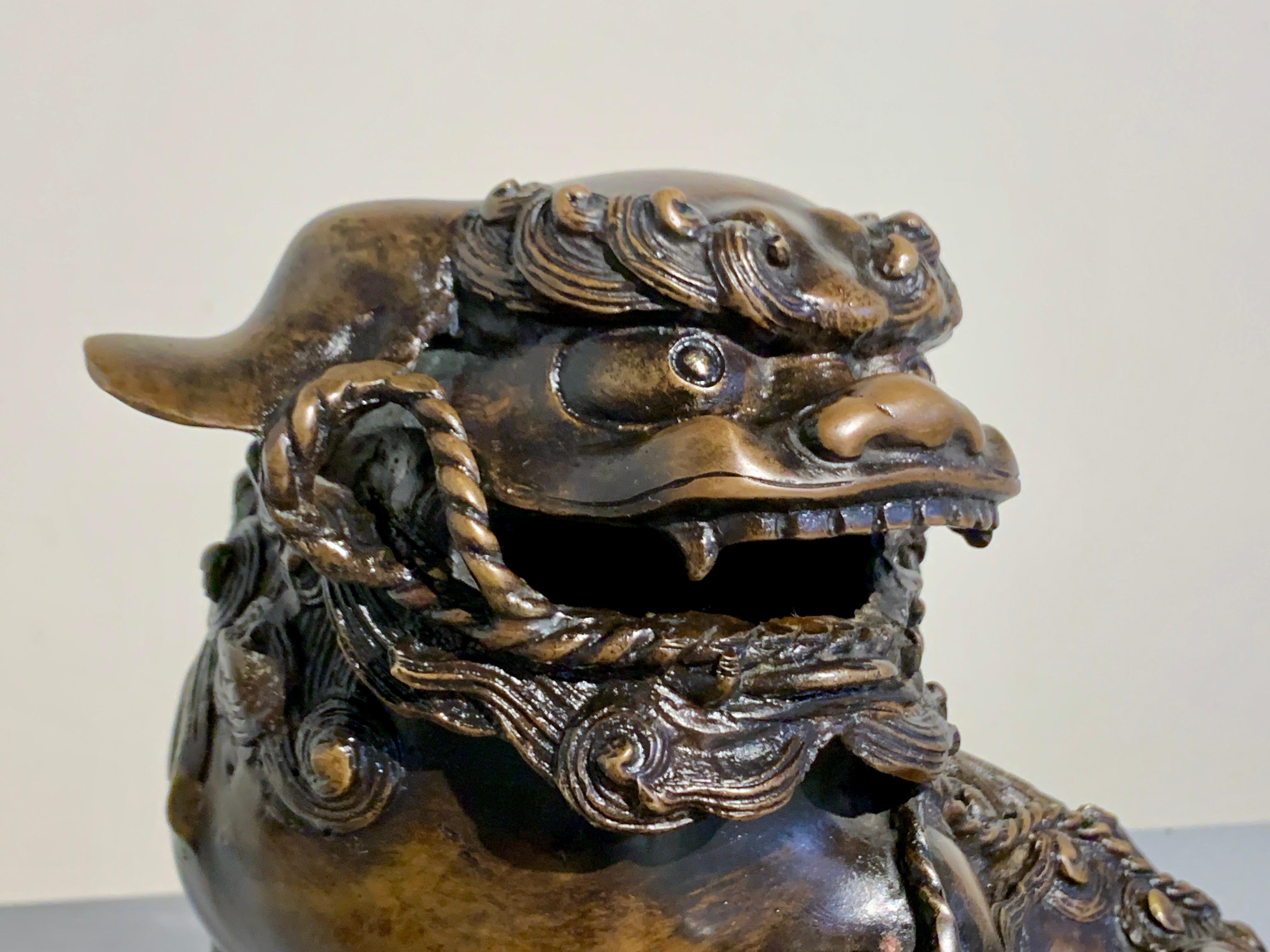 Japanse Bronze Shishi Foo Lion by Shuzan / Hideyama, Meiji period, Japan For Sale 1