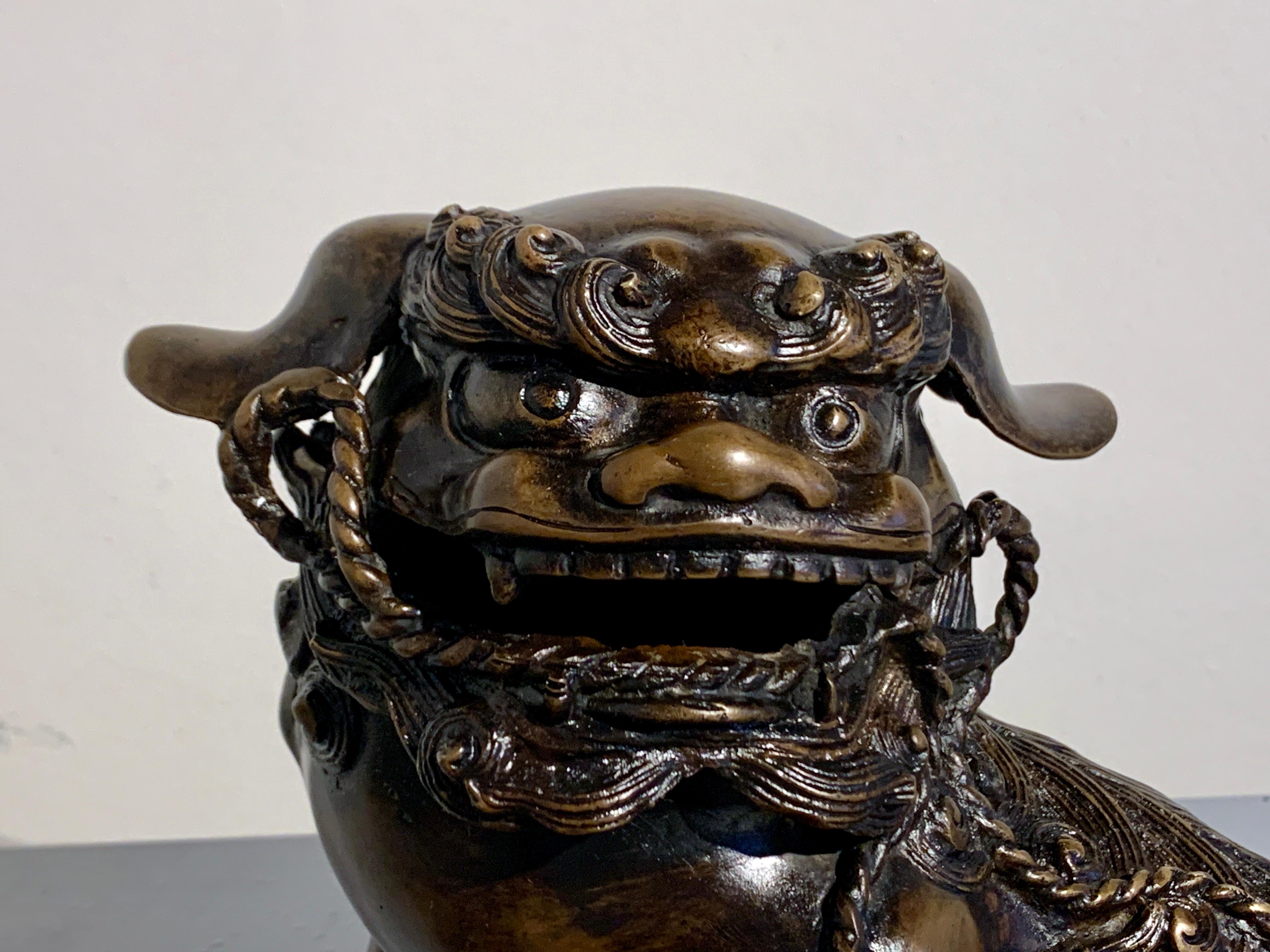 Japanse Bronze Shishi Foo Lion by Shuzan / Hideyama, Meiji period, Japan For Sale 2