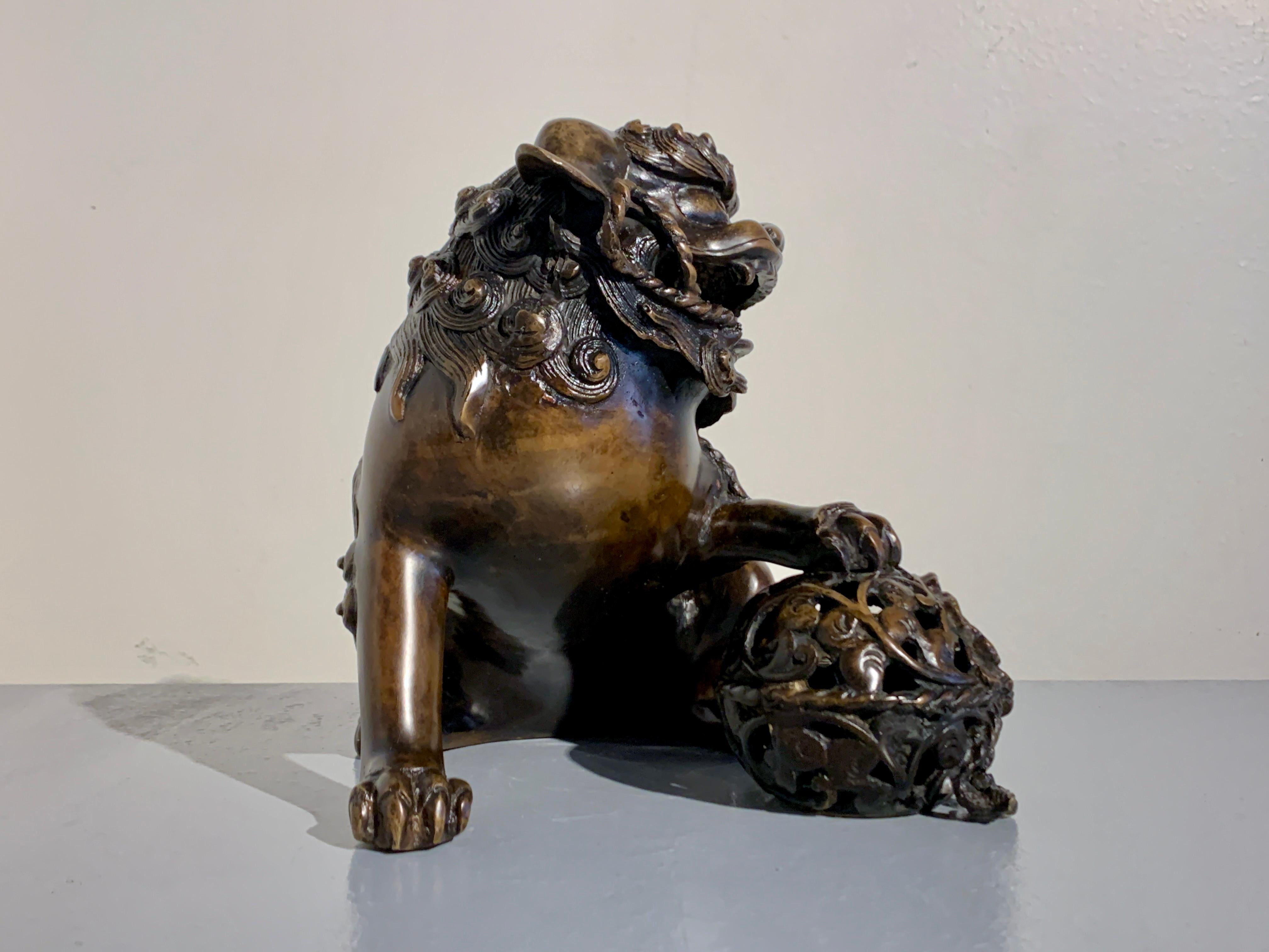 Japanse Bronze Shishi Foo Lion by Shuzan / Hideyama, Meiji period, Japan In Good Condition For Sale In Austin, TX