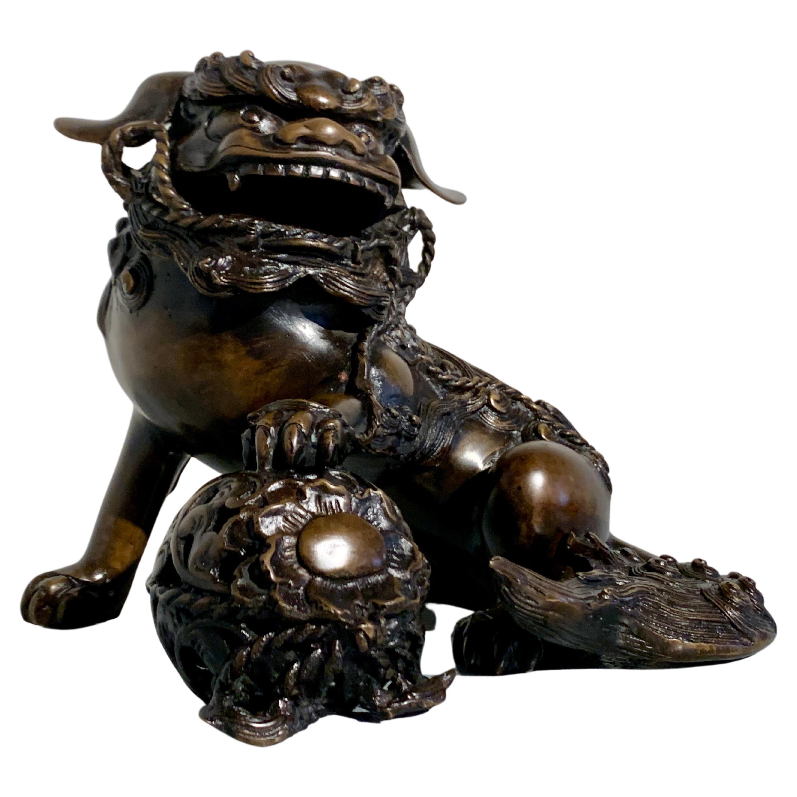 Japanse Bronze Shishi Foo Lion by Shuzan / Hideyama, Meiji period, Japan For Sale