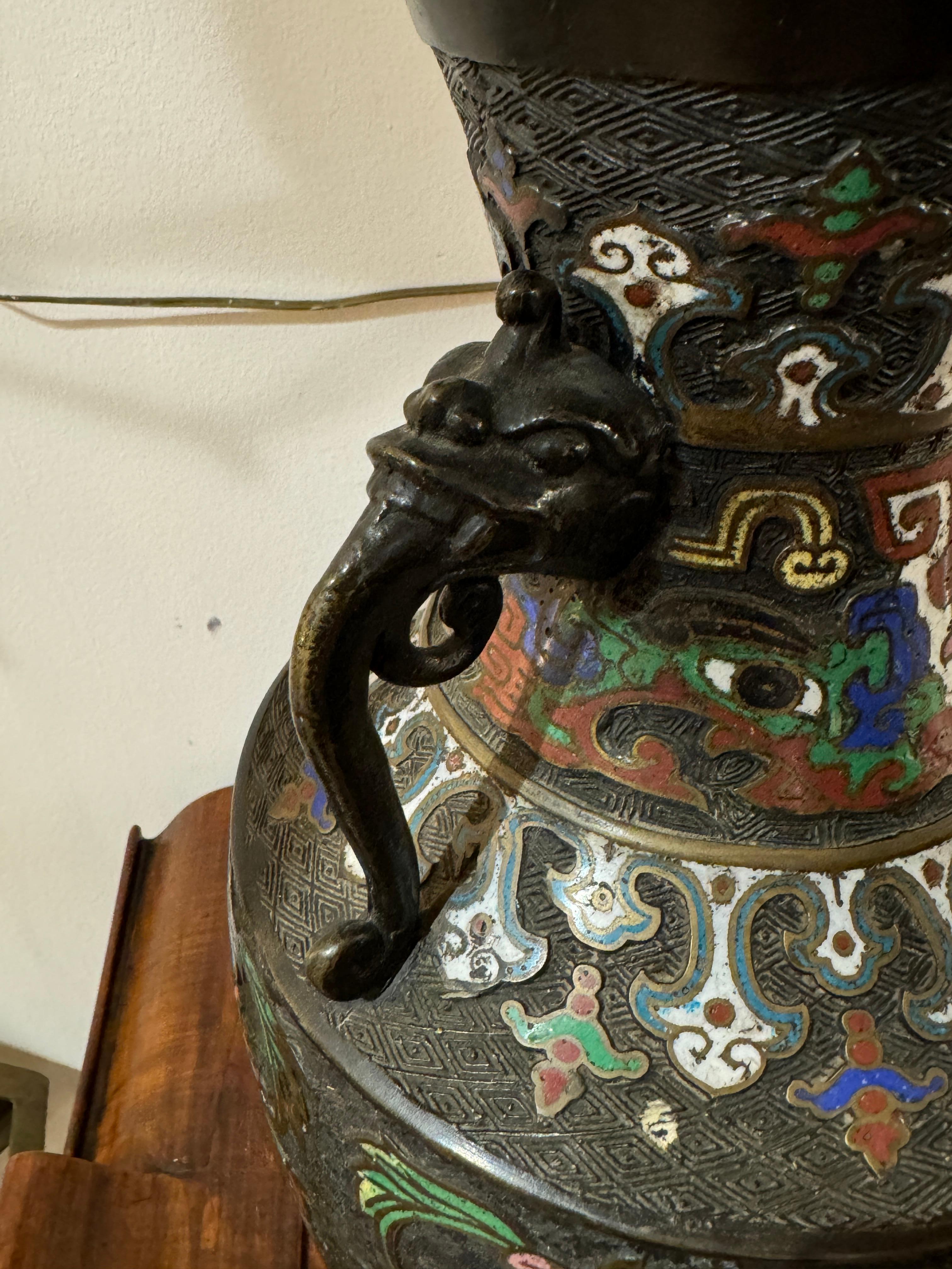 Bronzo Giappone - Epoca Meiji (1868-1912) Coppia di vasi a balaustra a col. e due ante in vendita
