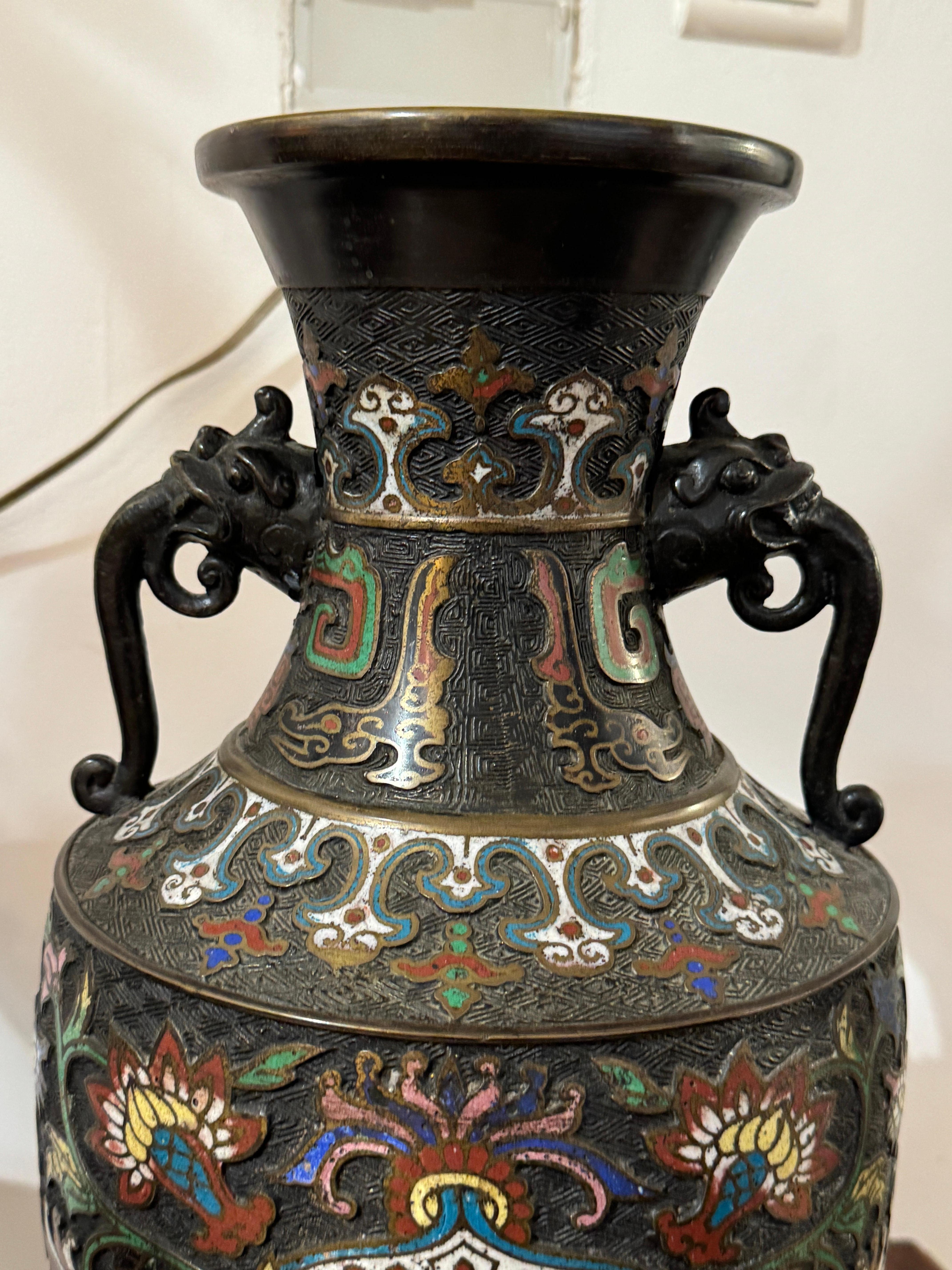 Giappone - Epoca Meiji (1868-1912) Coppia di vasi a balaustra a col. e due ante in vendita 1