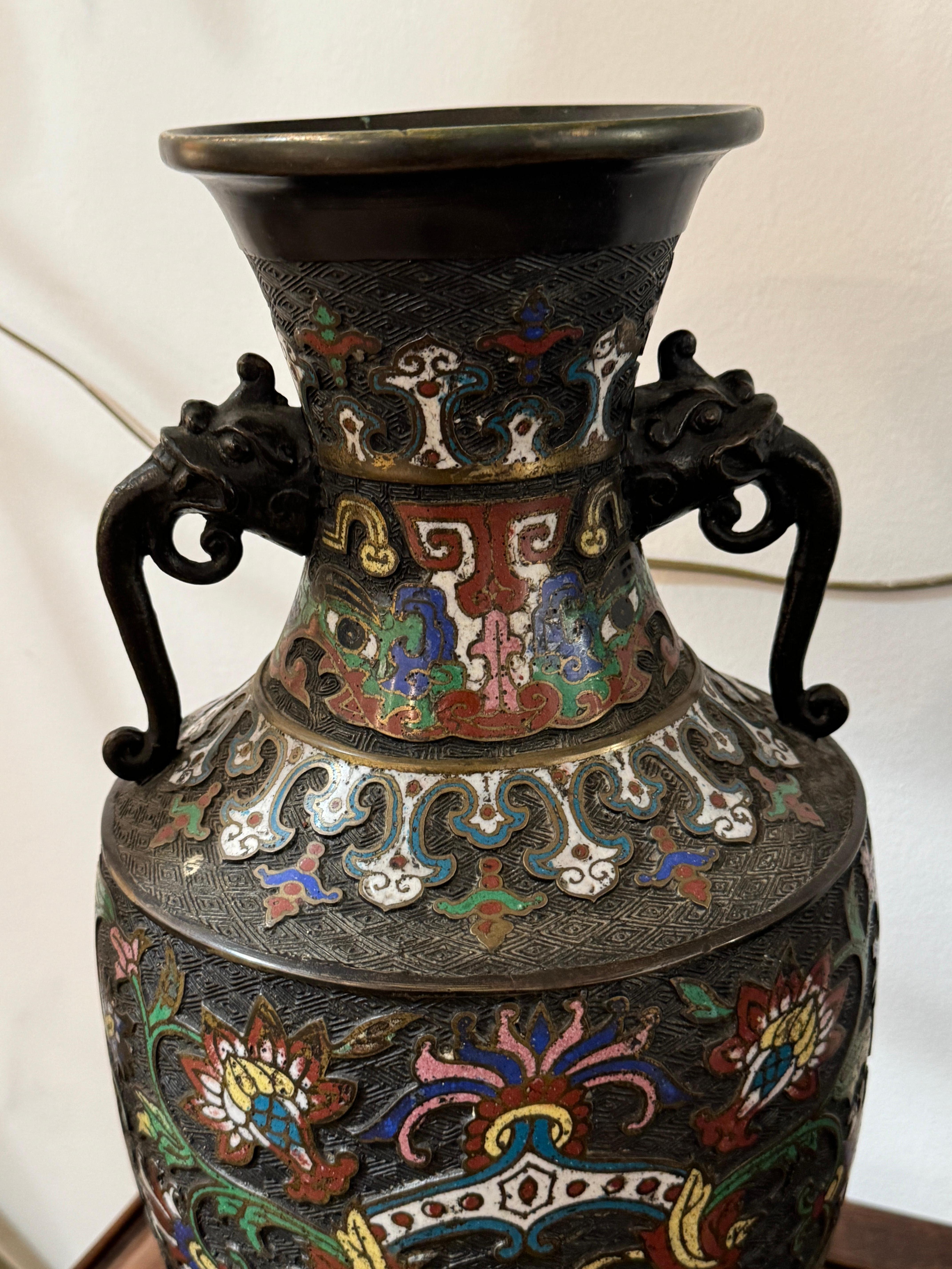 Giappone - Epoca Meiji (1868-1912) Coppia di vasi a balaustra a col. e due ante in vendita 2