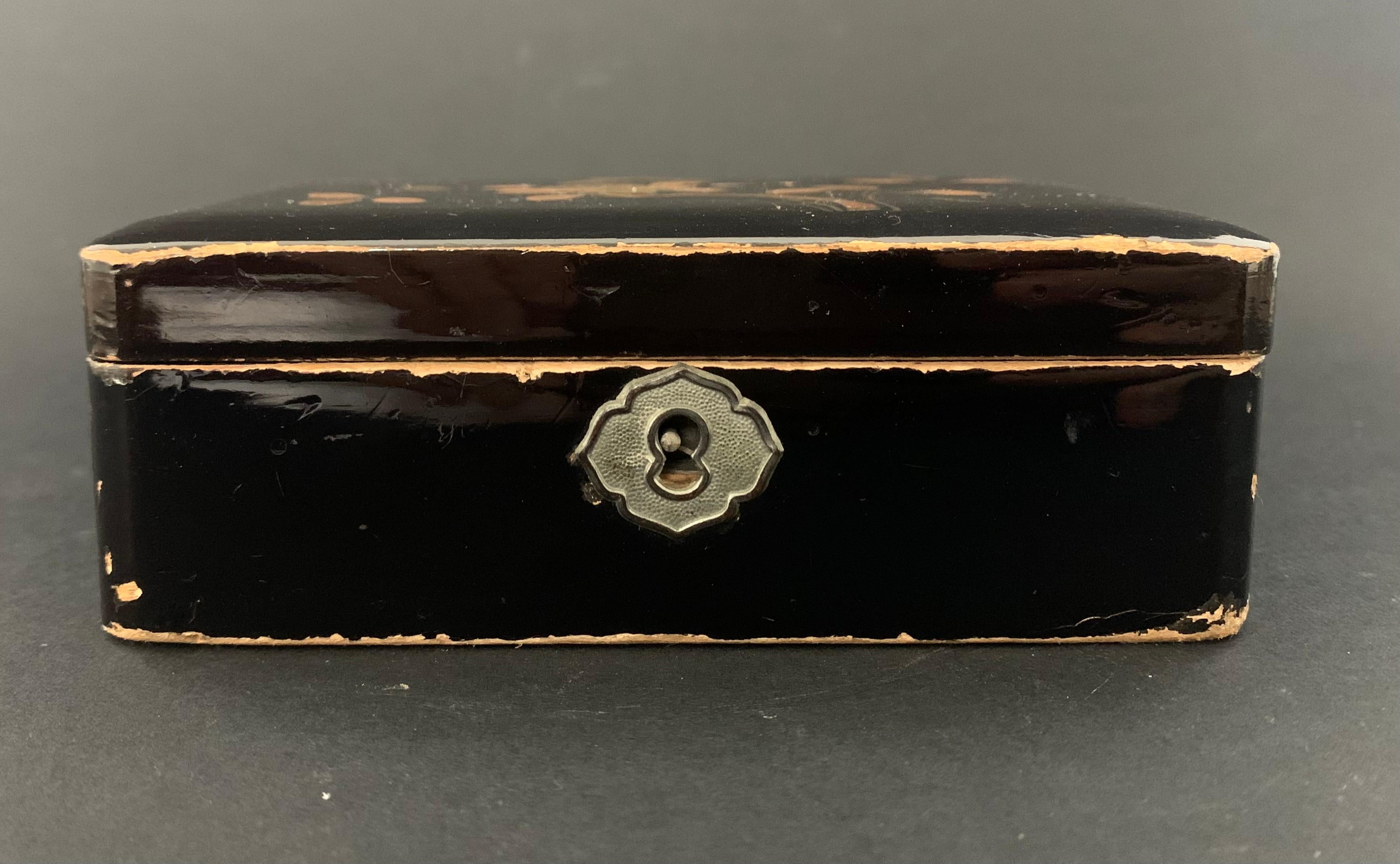 Jolie petite boîte en laque noire du Japon. Il est fabriqué en bois laqué noir et décoré de fleurs et de feuillages. L'intérieur est recouvert de velours rouge. Il est idéal pour ranger les bijoux. 
Japon 
Date d'environ 1890.
   