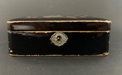 Lackierte japanische Schachtel mit Blume, spätes 19. Jahrhundert