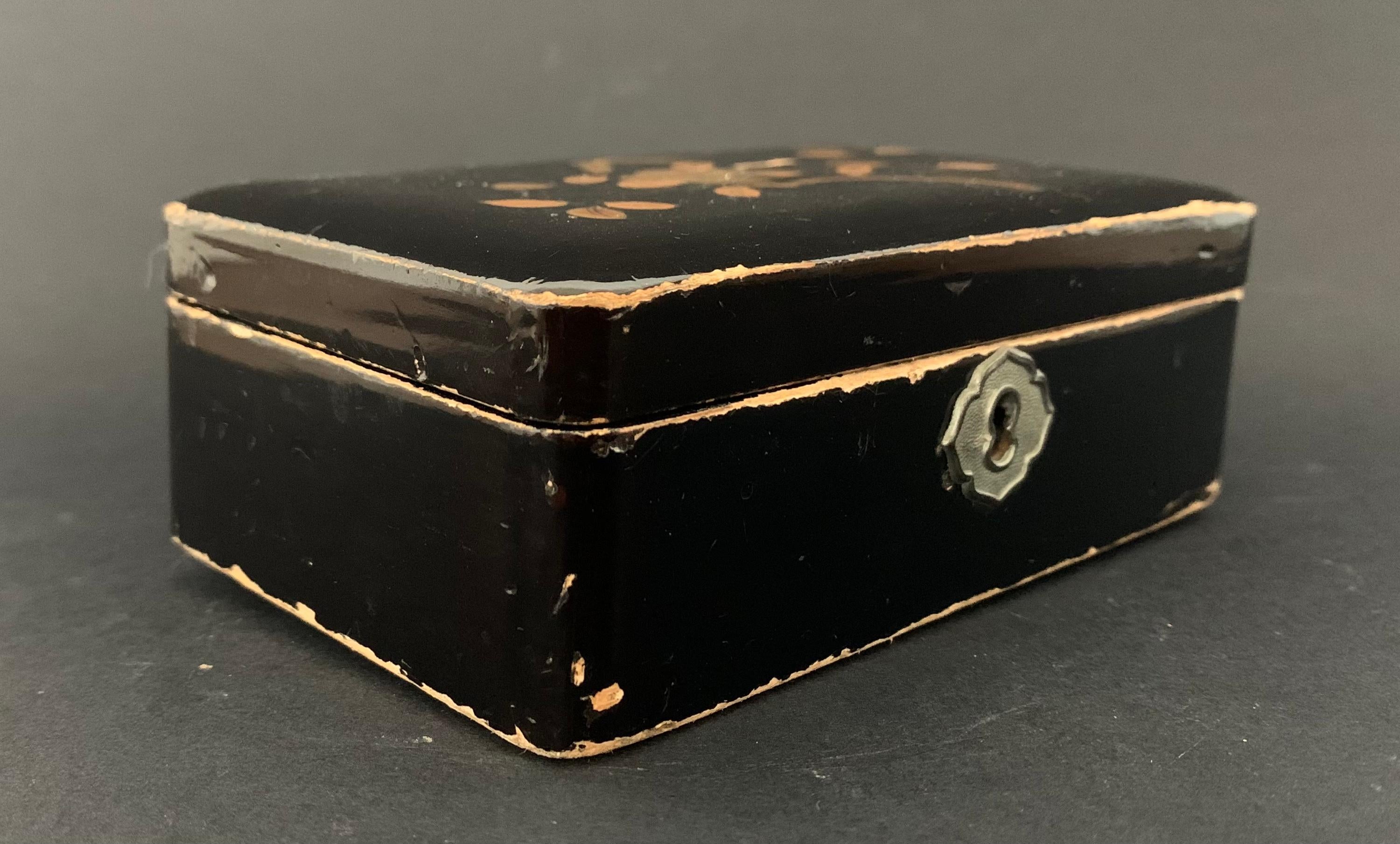 Japanese Japonese Lacquered Box with Flower, Late of the 19th Century For Sale