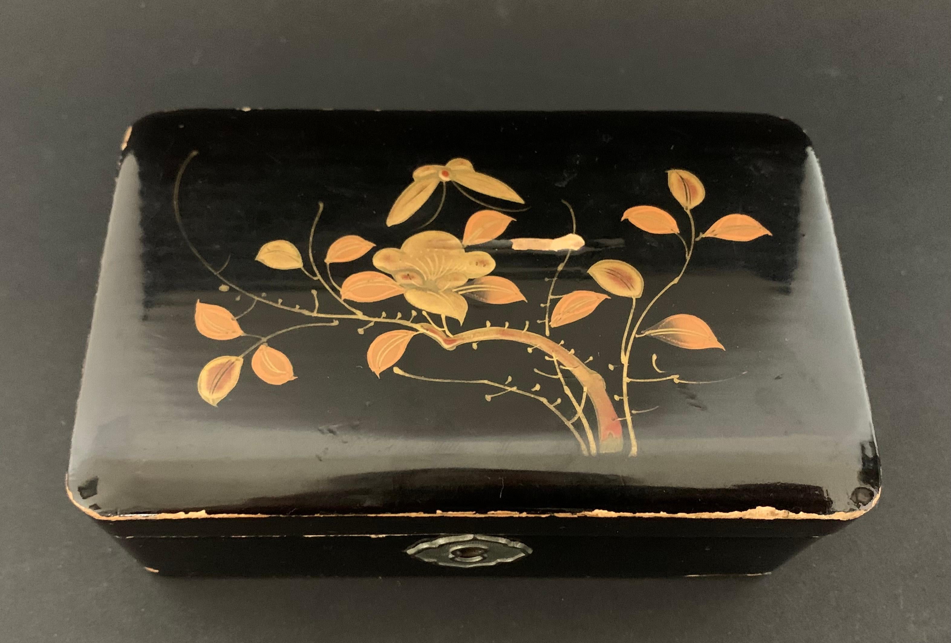 Japonese Lacquered Box with Flower, Late of the 19th Century For Sale 1