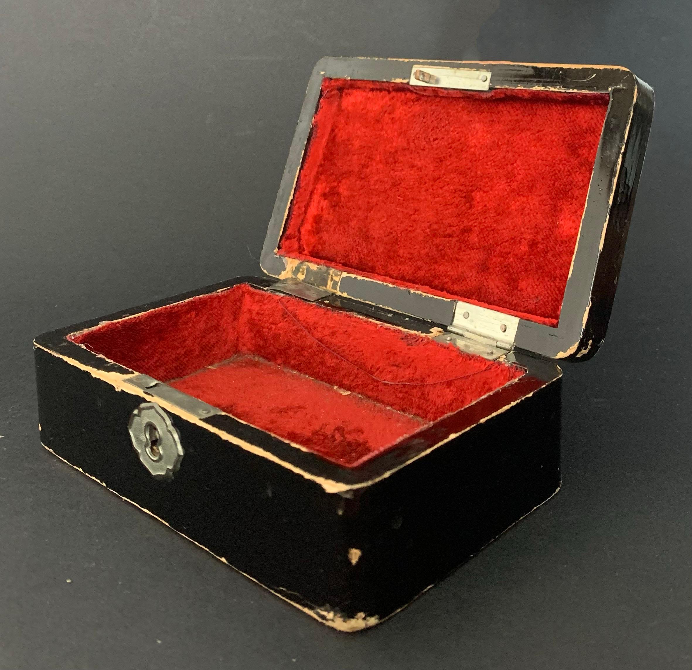 Japonese Lacquered Box with Flower, Late of the 19th Century For Sale 2