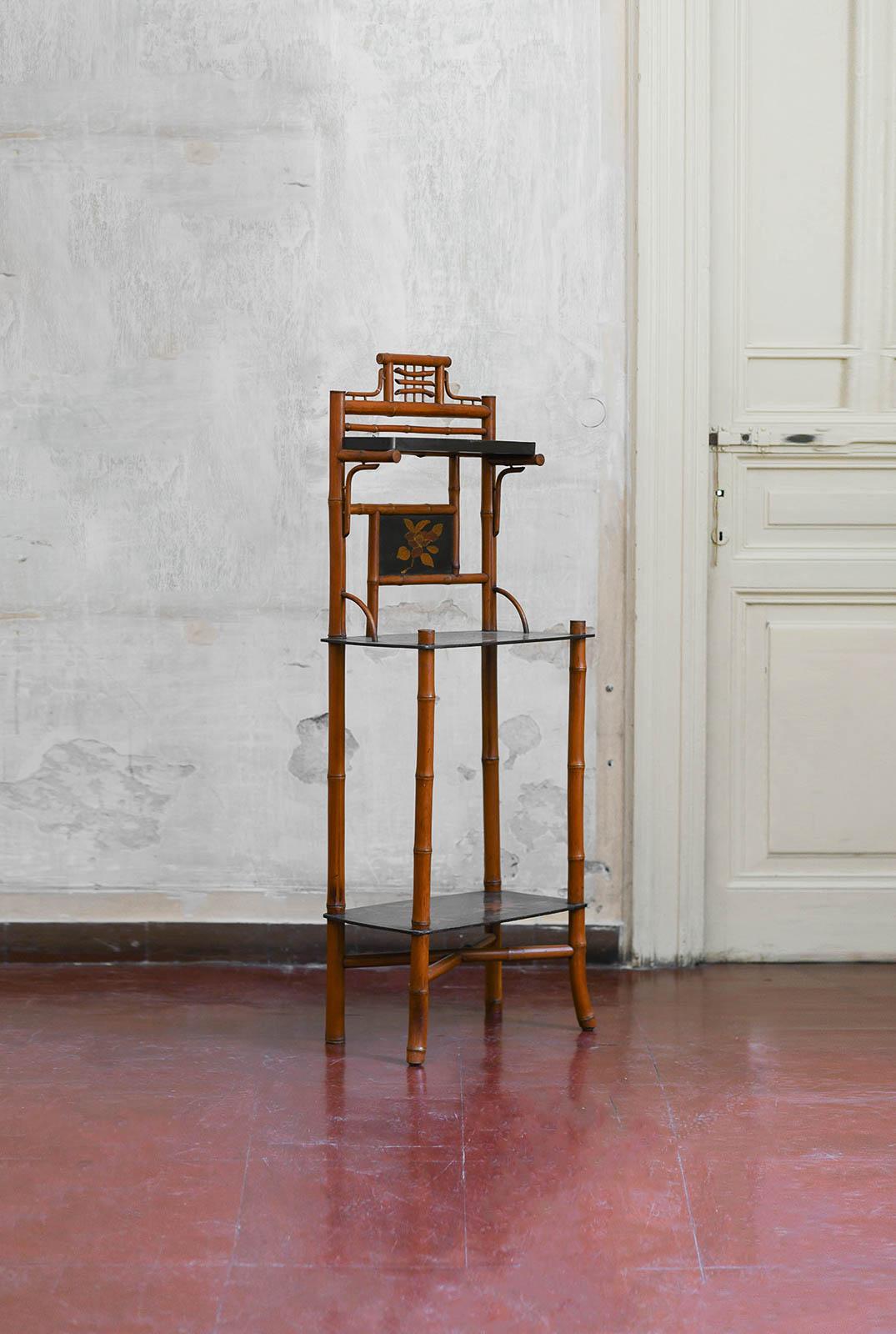 Etagère giapponese in bambù e lacca attribuita a Perret & Vibert, Francia, fine XIX secolo.  
Dettagli del prodotto
Dalla residenza di Antonello Falqui - Falqui Collection.
Struttura a tre ripiani decorata con viticci fogliati su lacca nera.
Perret