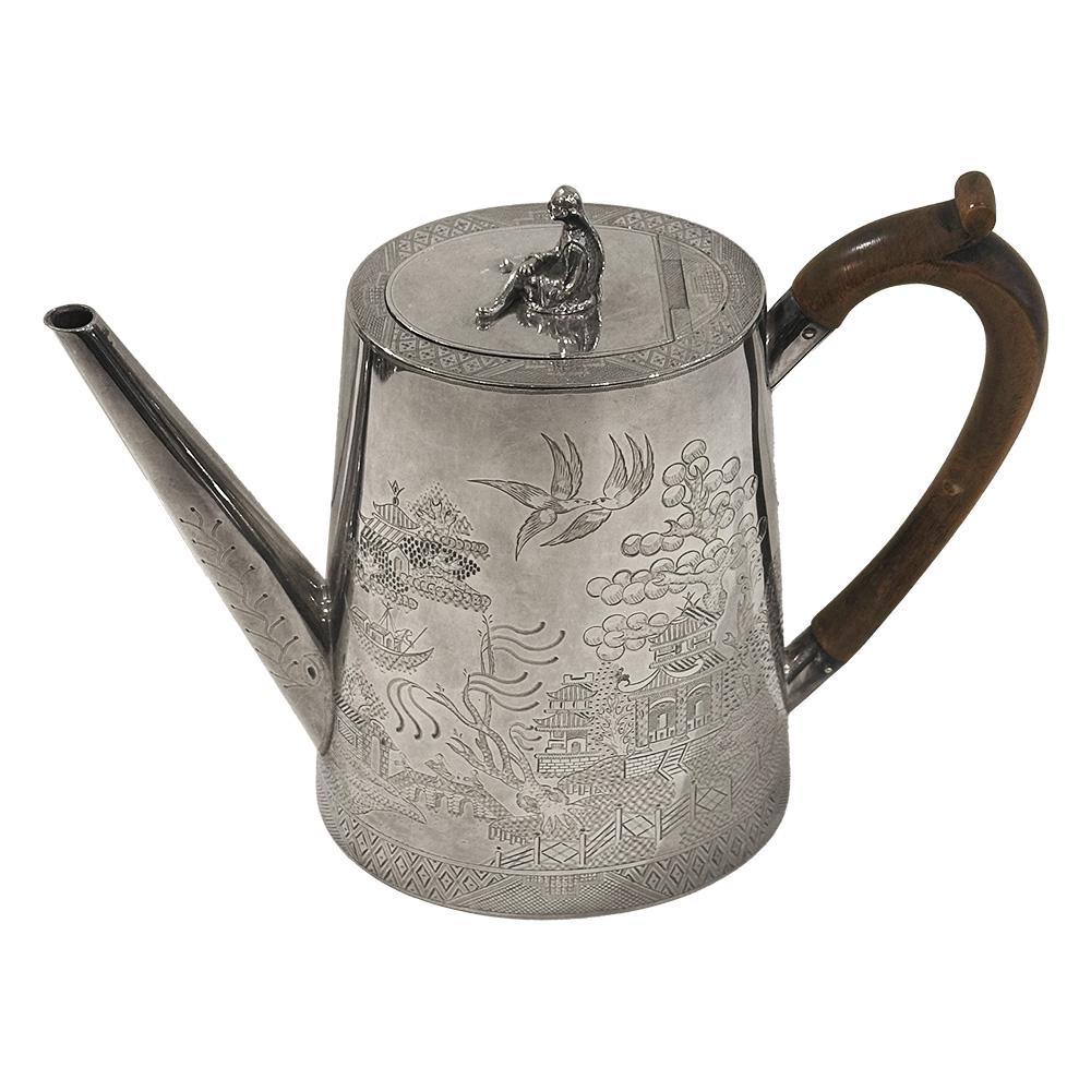 Service à thé exquis de 3 pièces, comprenant une théière, un pot à lait et un sucrier. Chaque pièce est méticuleusement fabriquée en métal argenté de haute qualité, garantissant à la fois durabilité et élégance intemporelle. L'ensemble est
