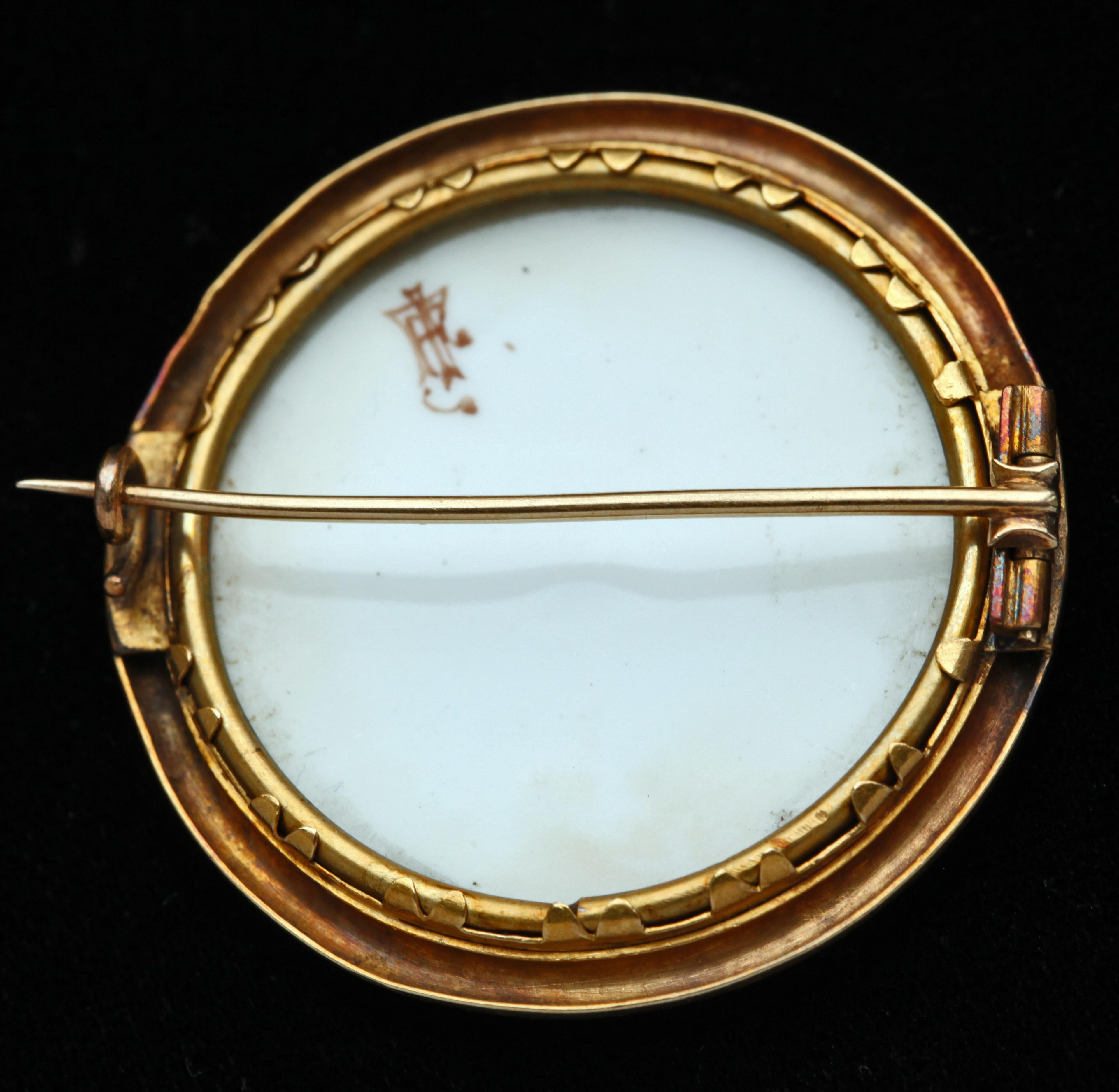Japonisme Broche en forme de papillon signée en or et émail, vers 1880 Bon état - En vente à London, GB
