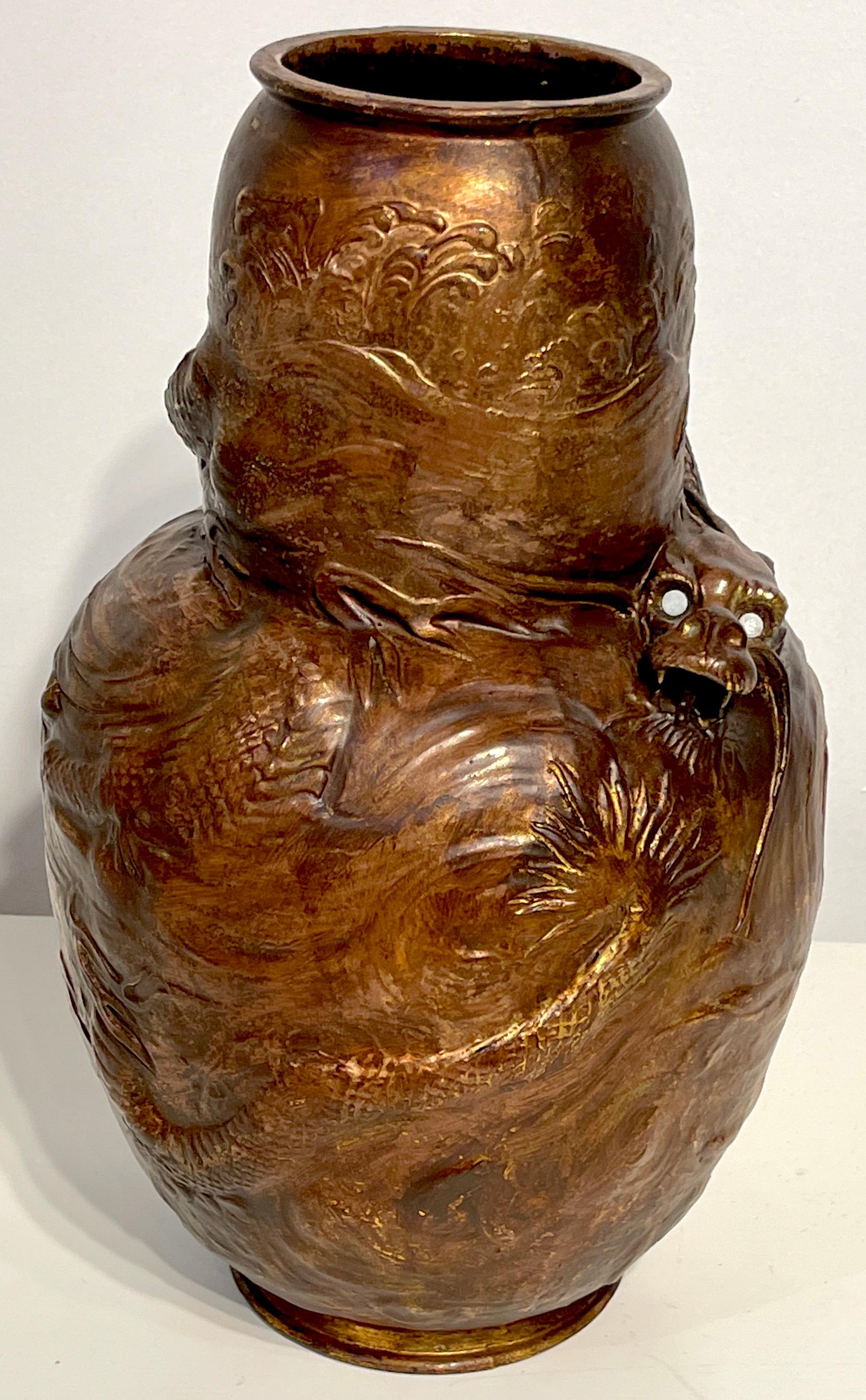 Vase en cuivre à motif de dragon japonisant de Bretby Pottery 
Angleterre, Circa 1890s
Une grande et inhabituelle œuvre de la célèbre poterie britannique Bretby.
Le vase en forme de gourde effilée est enveloppé d'un dragon flottant avec des yeux