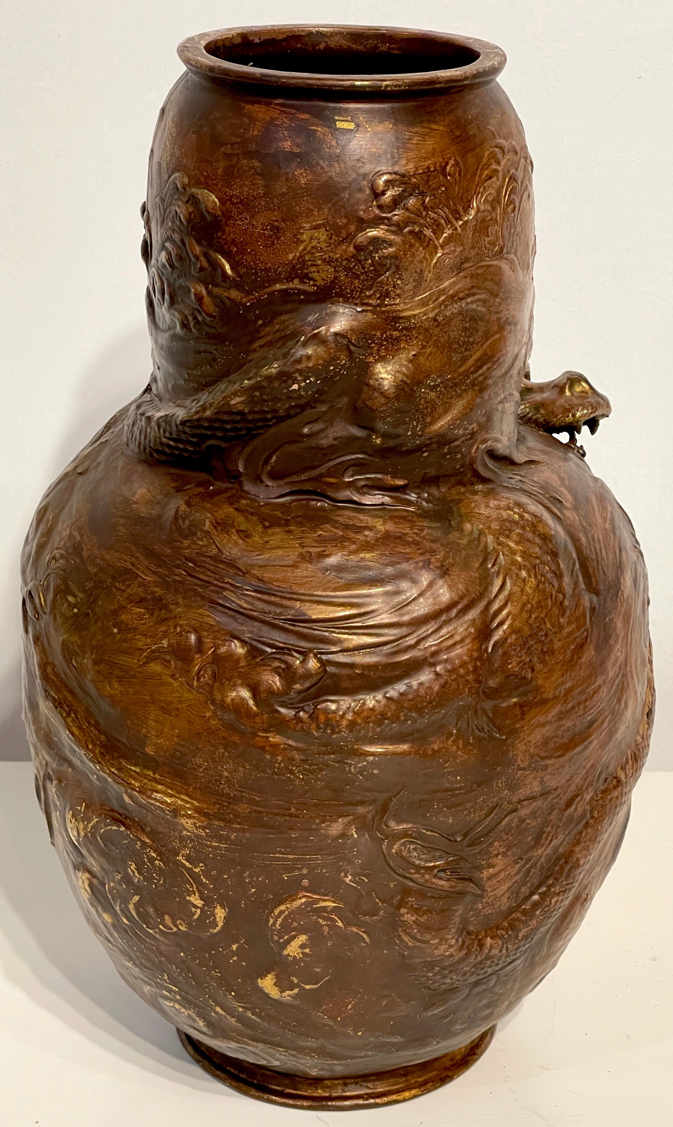 Appliqué Vase japonais en cuivre recouvert d'un motif de dragon à motif japonais par Bretby Pottery  en vente