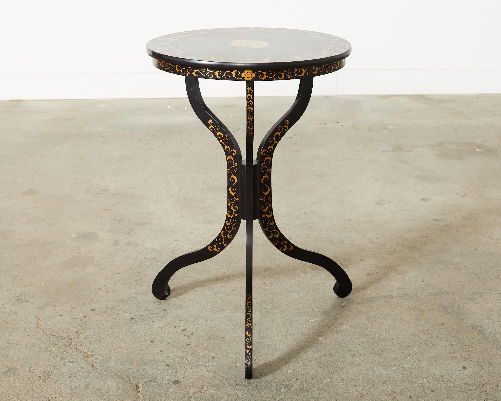 Japonisme Lacquer Round Occasional Table Parcel Gilt Decoration For Sale 6