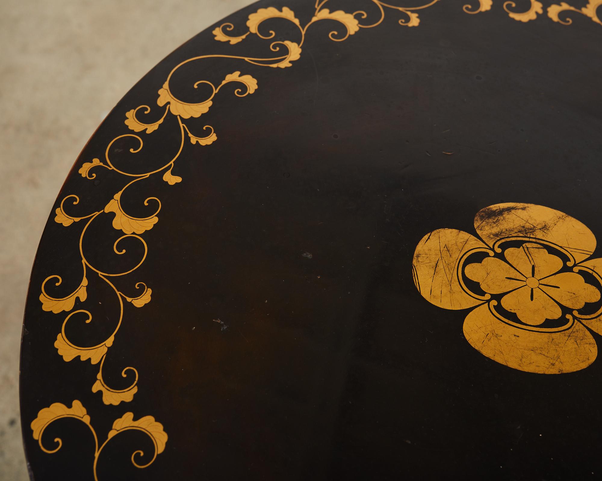 Japonisme Lacquer Round Occasional Table Parcel Gilt Decoration For Sale 11